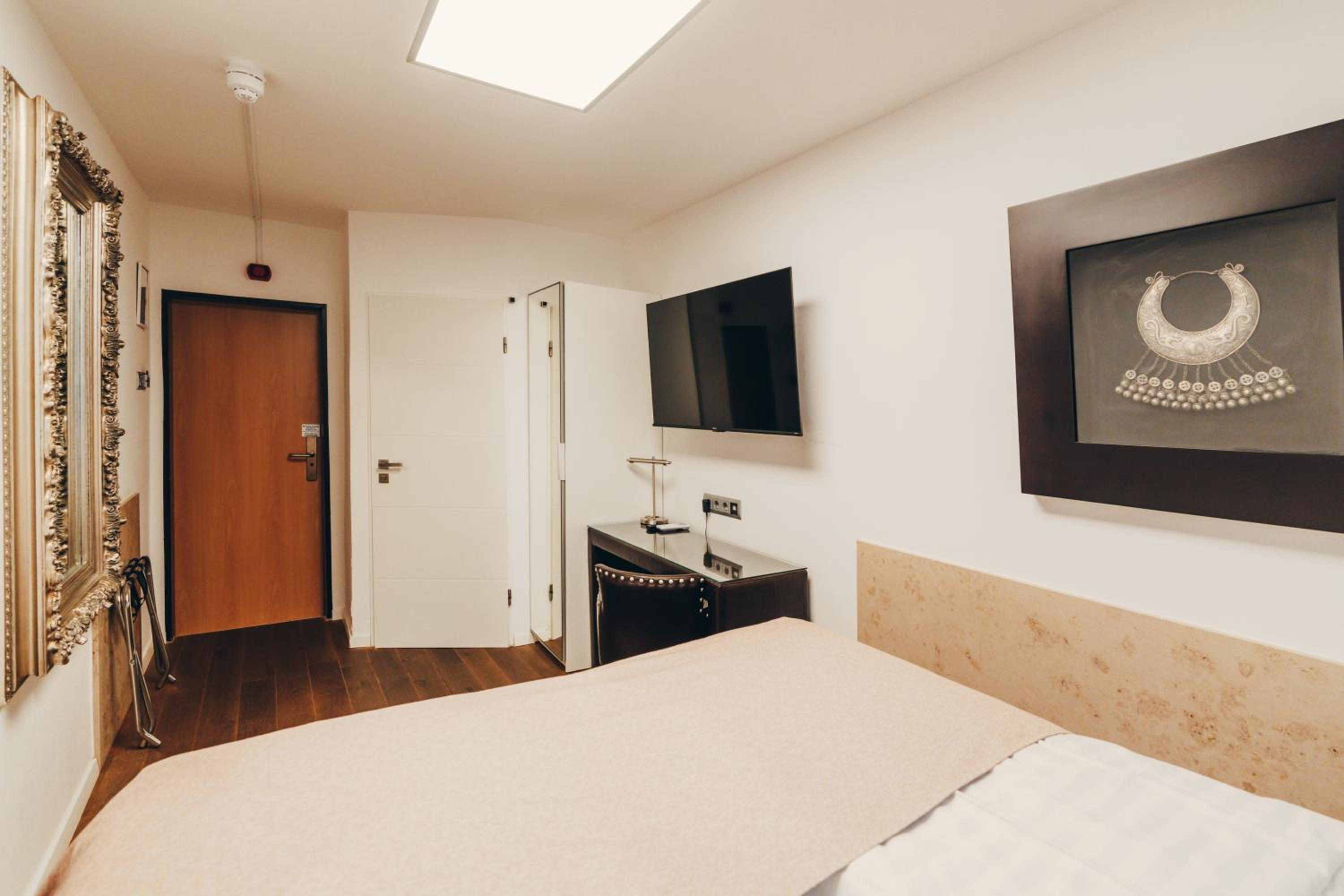 Small Double Room - Photo 1