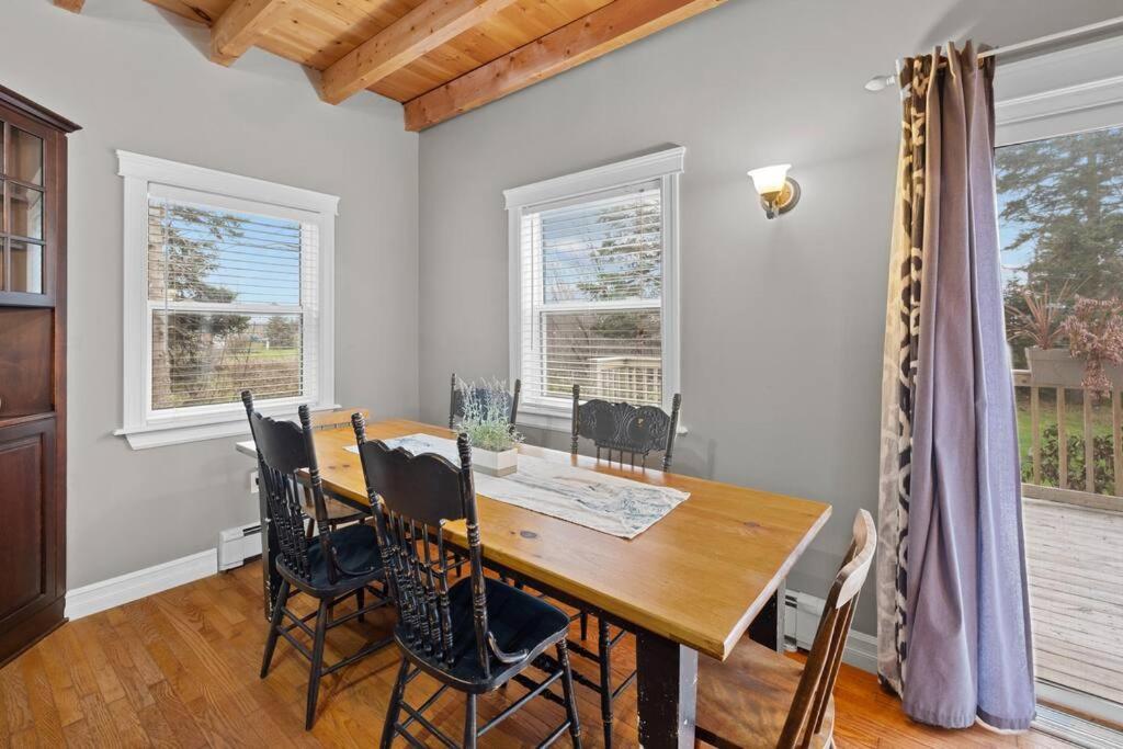 Three-Bedroom House photo 2