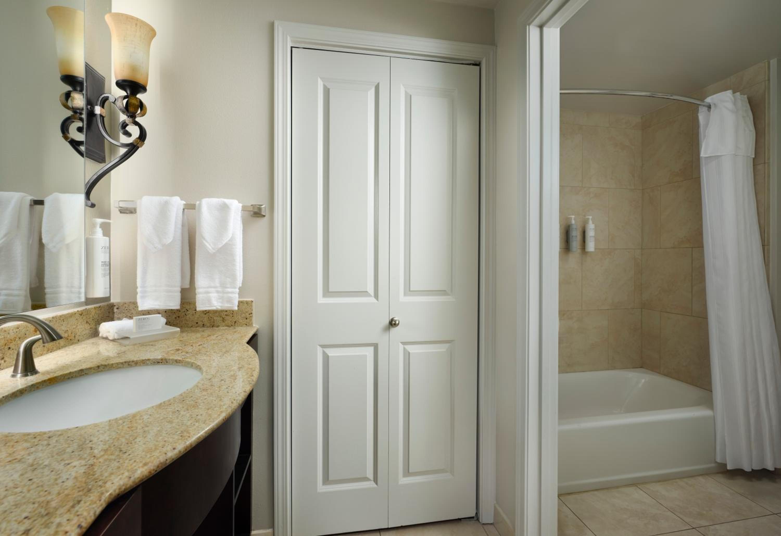 One-Bedroom Queen Suite with Two Queen Beds - Non-Smoking - Photo 12