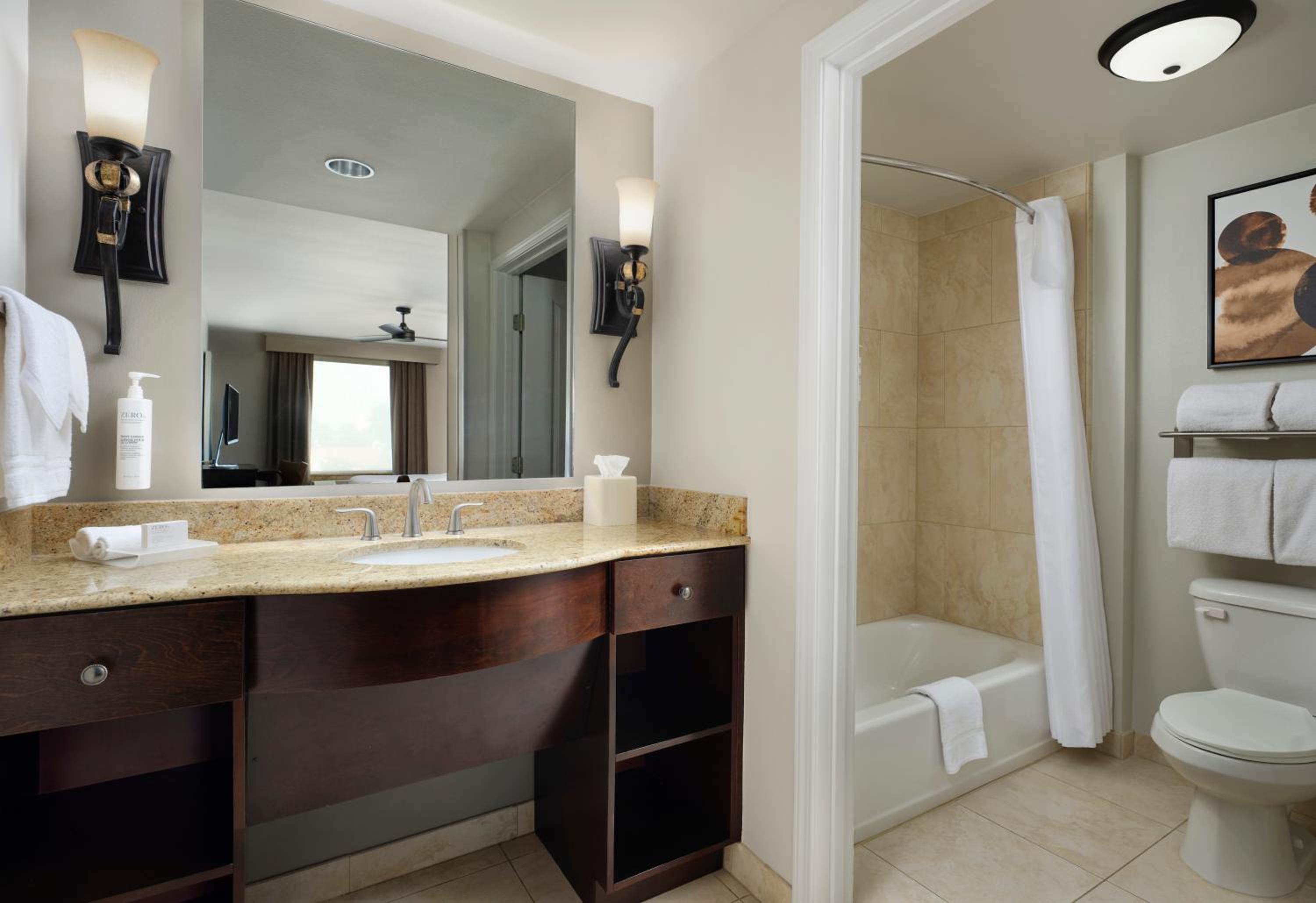 One-Bedroom Queen Suite with Two Queen Beds - Non-Smoking - Photo 13