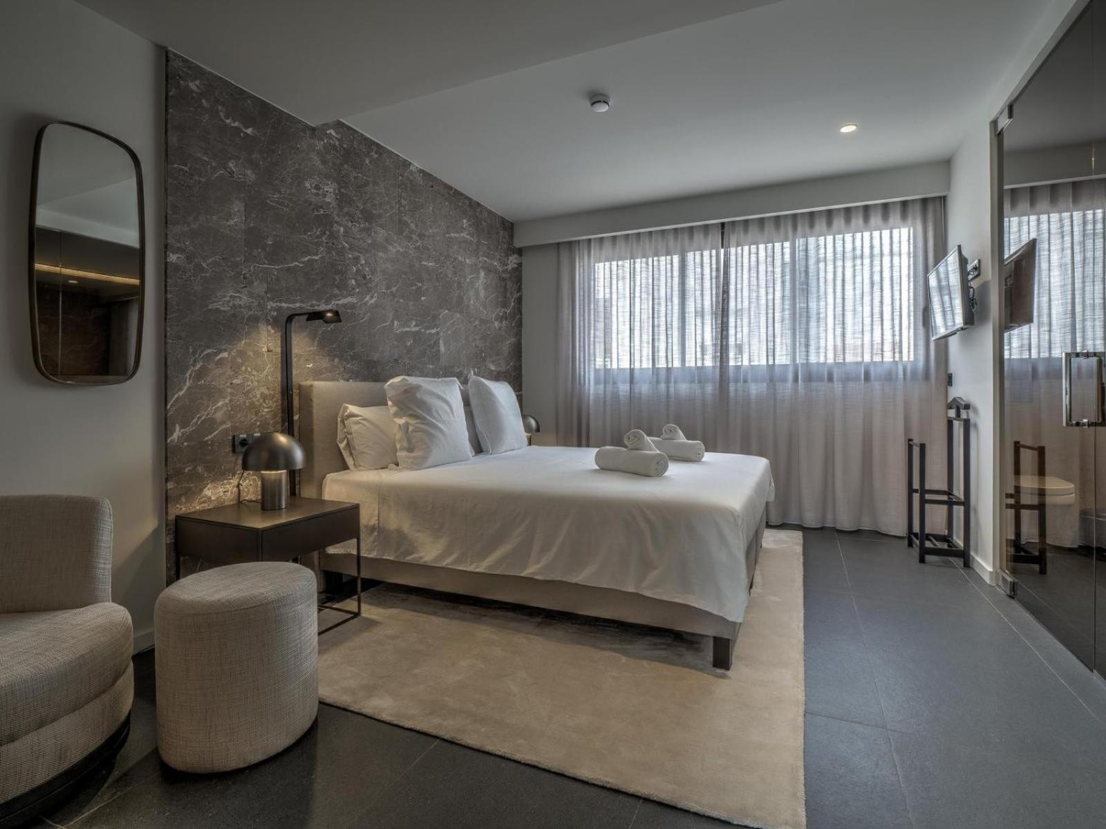 Two-Bedroom Deluxe Apartment with Balcony photo 3