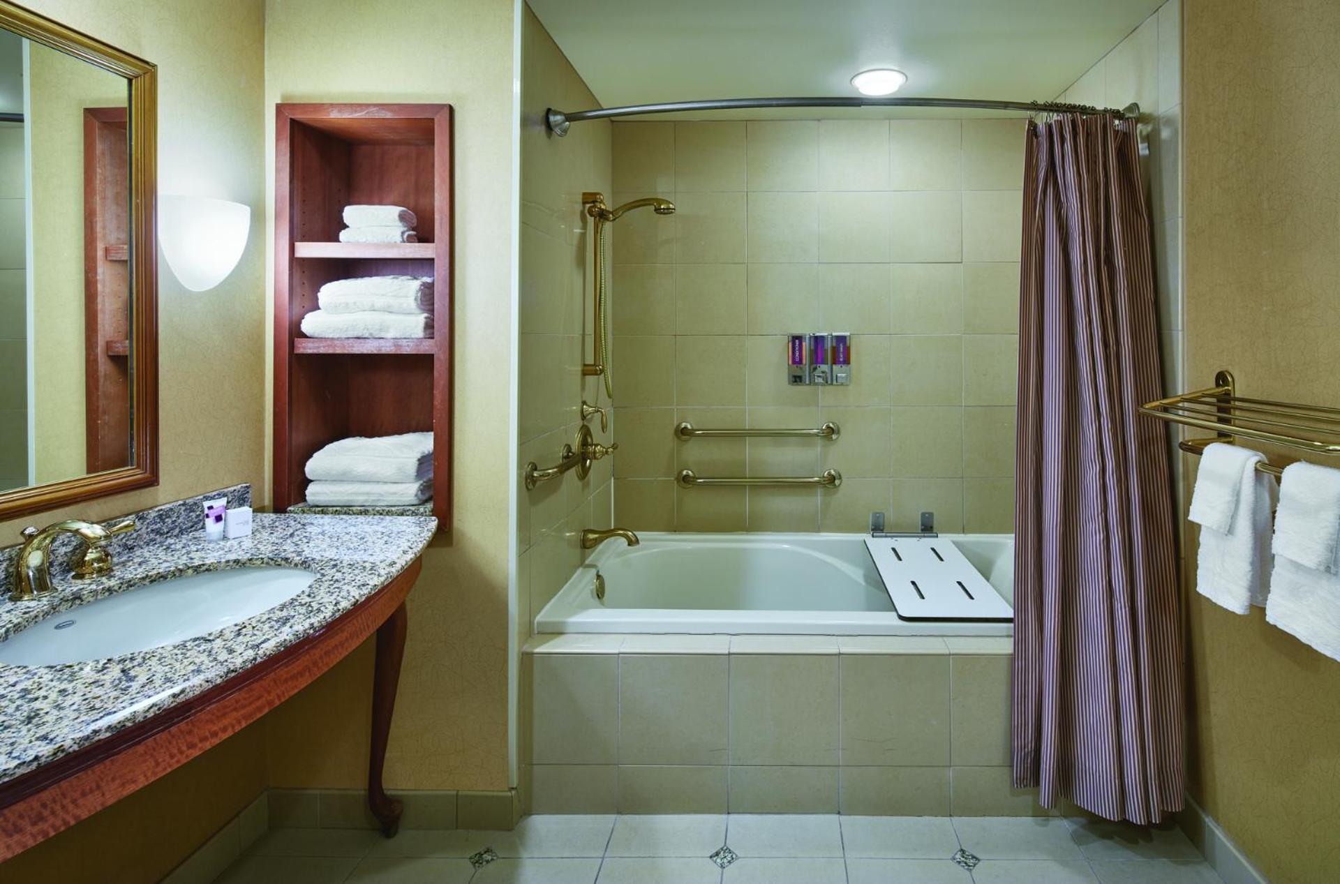 Deluxe King Room with River View photo 2