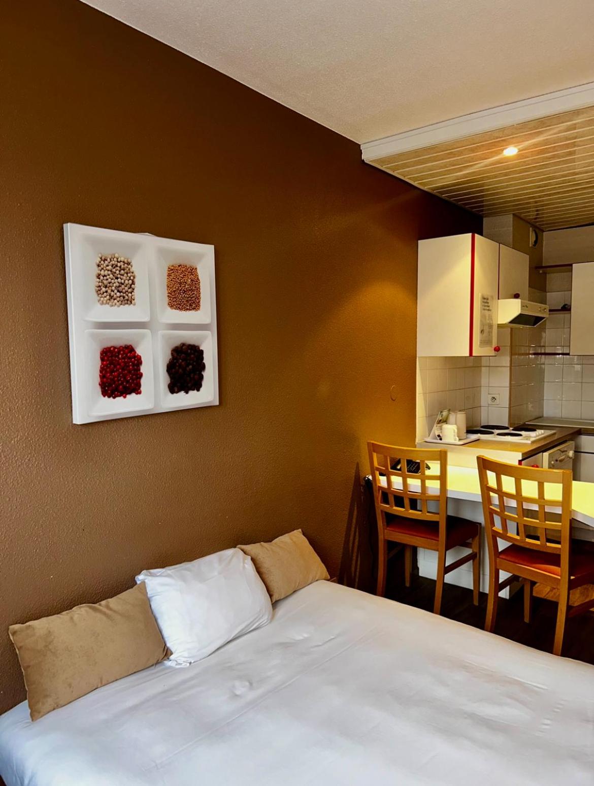Standard Room - 1 Double Bed 1 Sofa - Photo 2