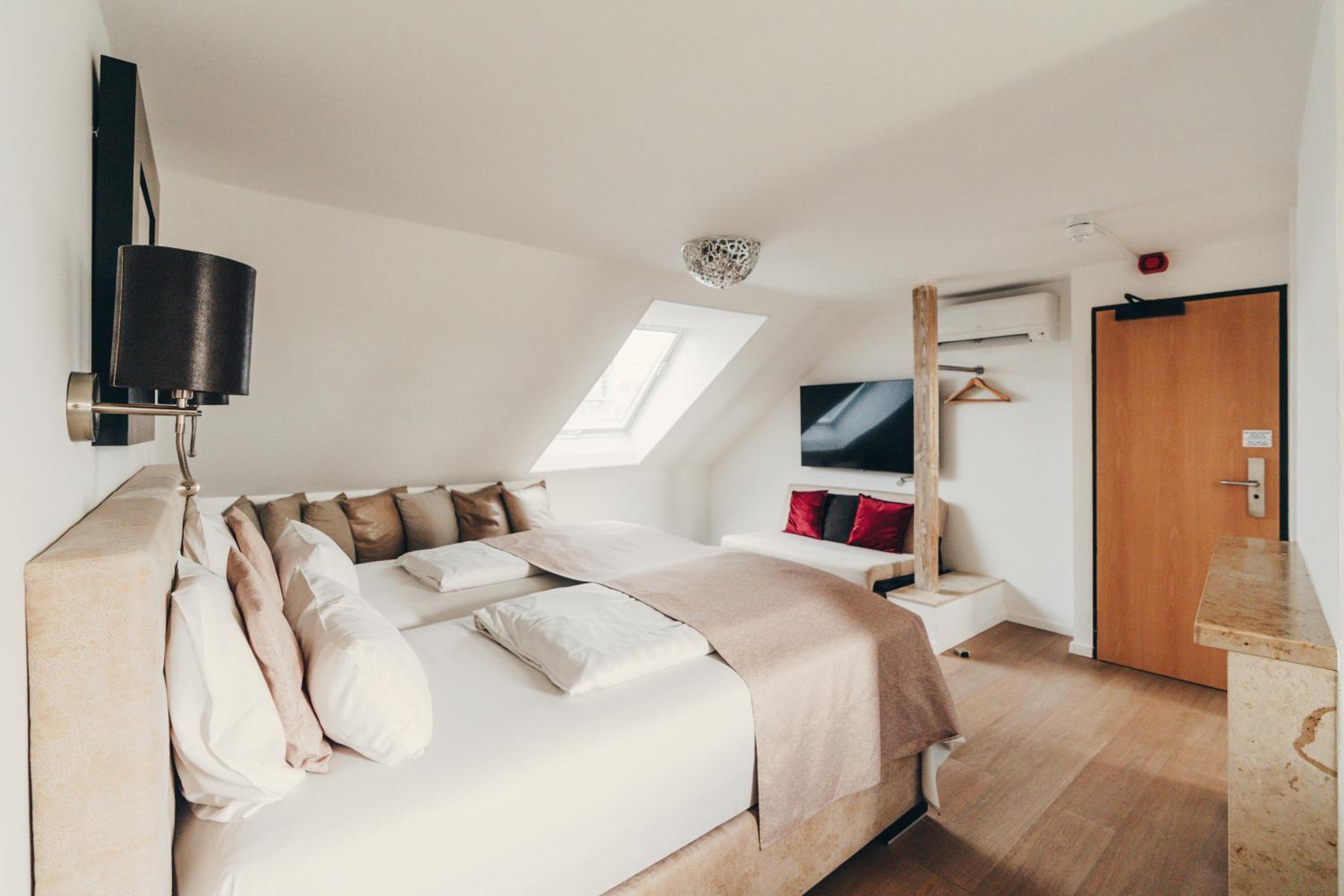 Large Double Room - Photo 3