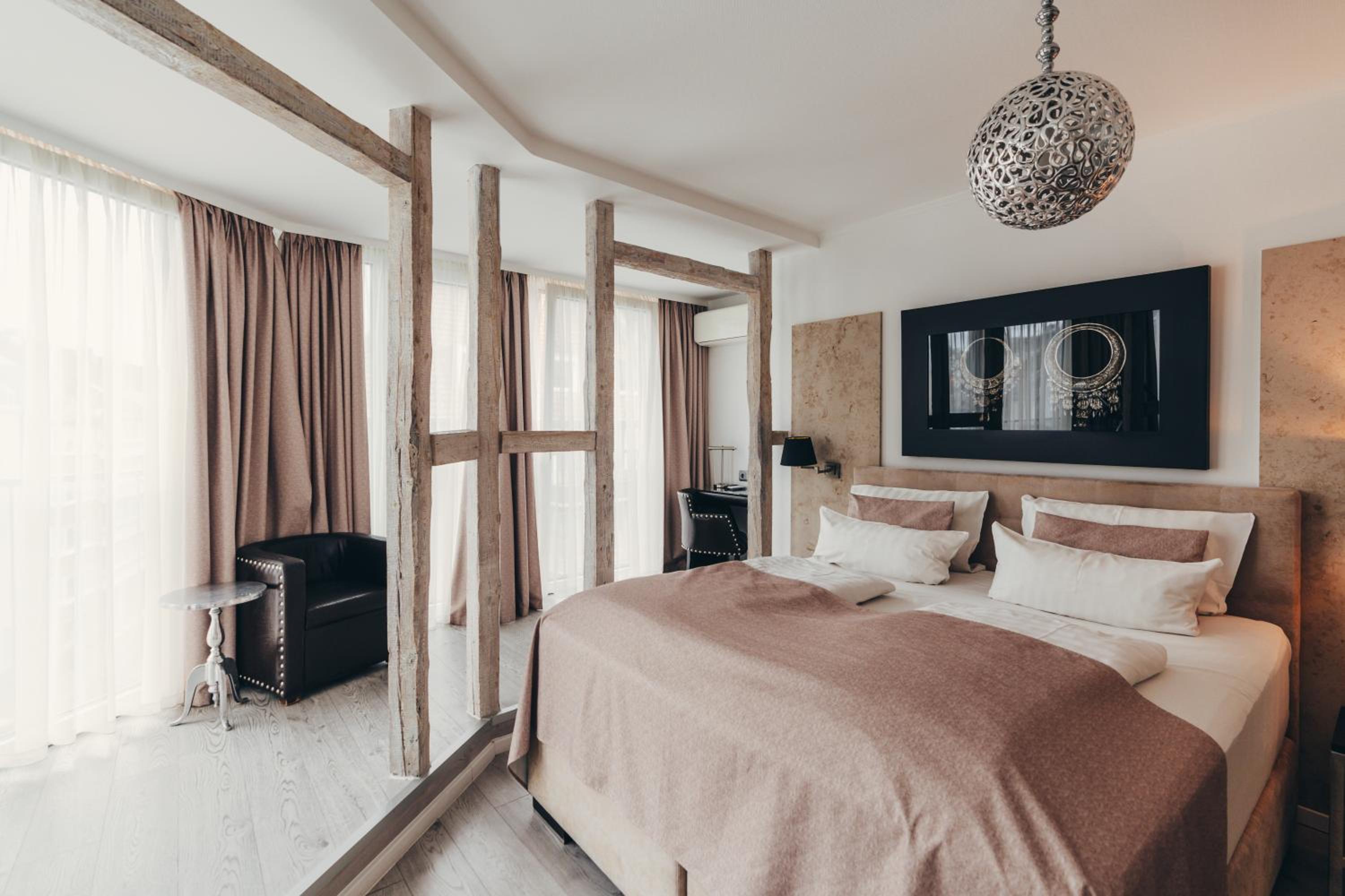 Large Double Room - Photo 1