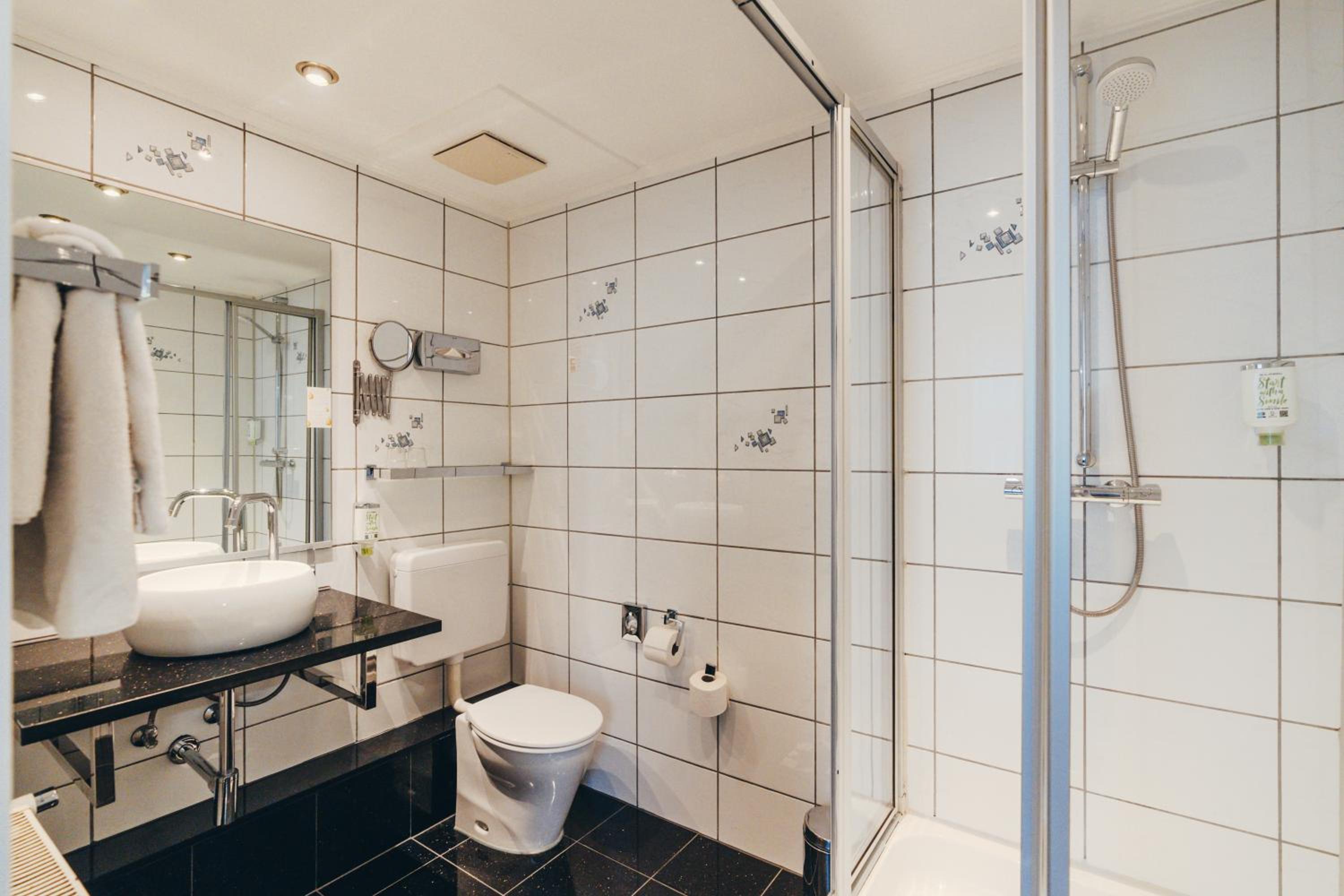 Large Double Room - Photo 6