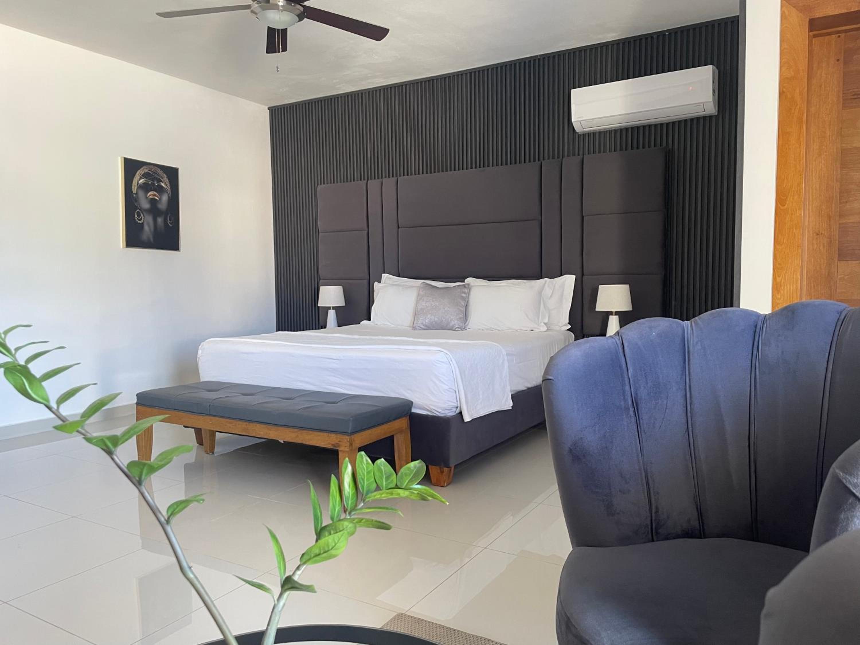 Junior Suite with Pool View - Photo 15