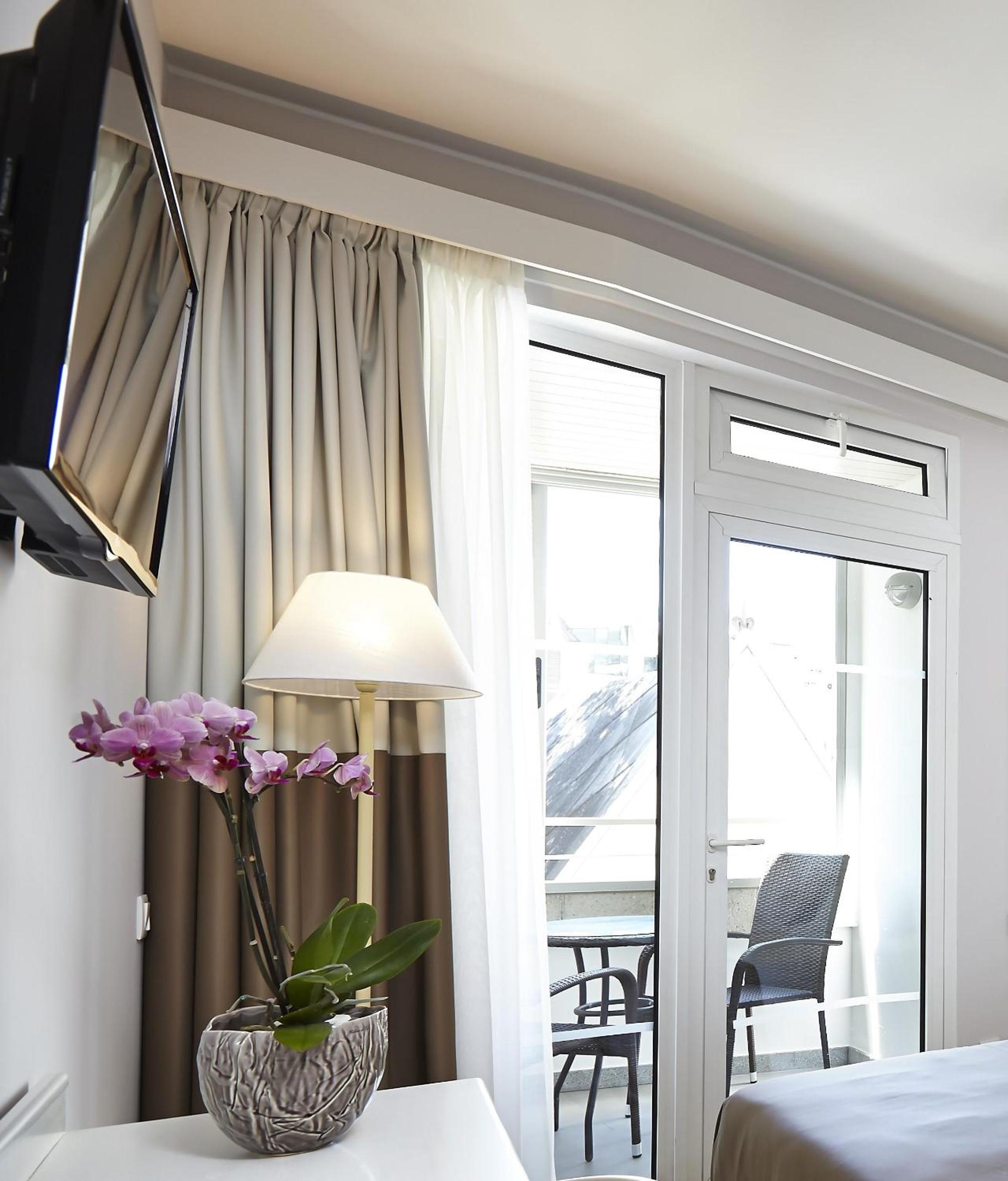 Standard Twin Room thumbnail 6