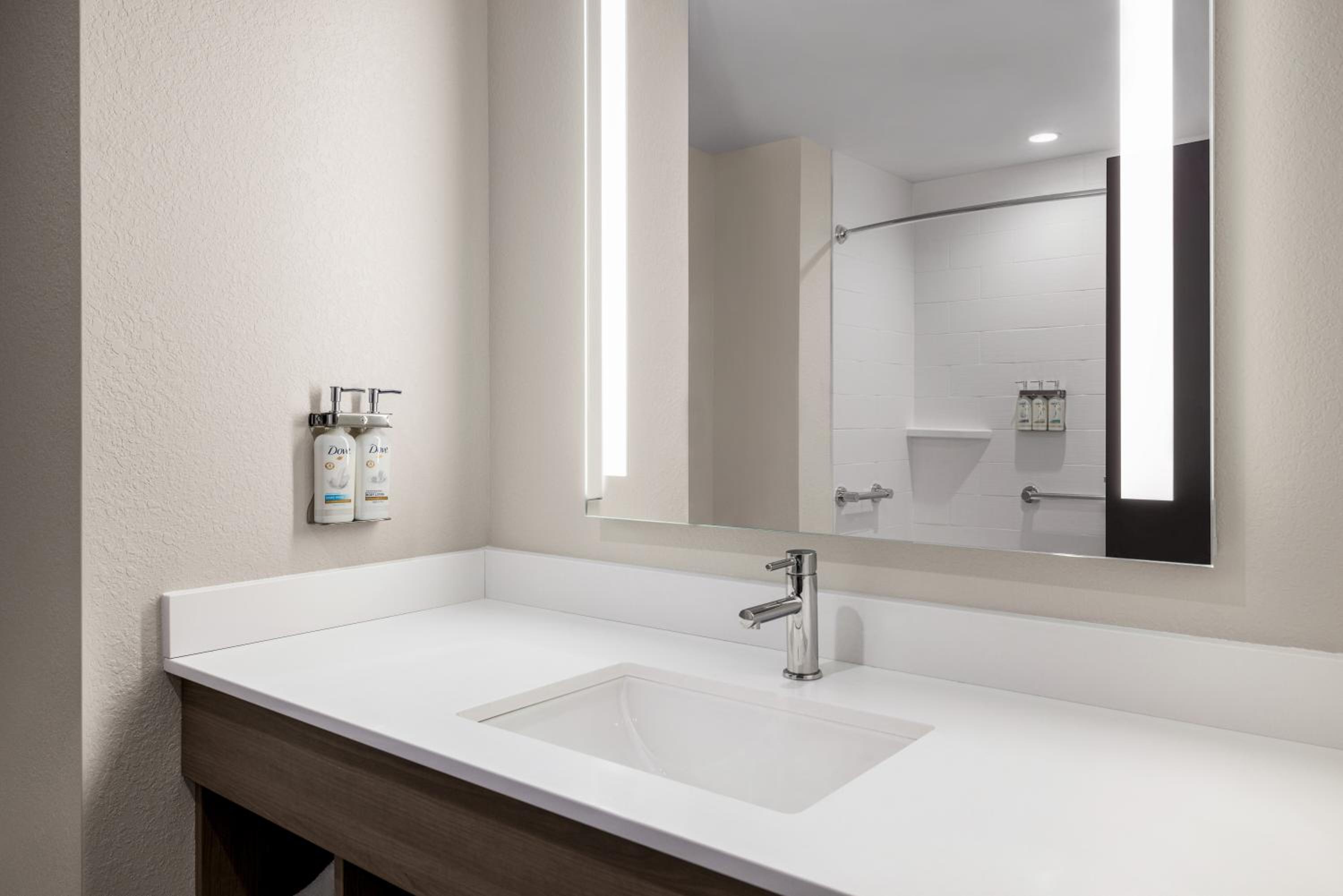 Standard Room with Two Queen Beds - Communications Accessible Tub - Photo 2