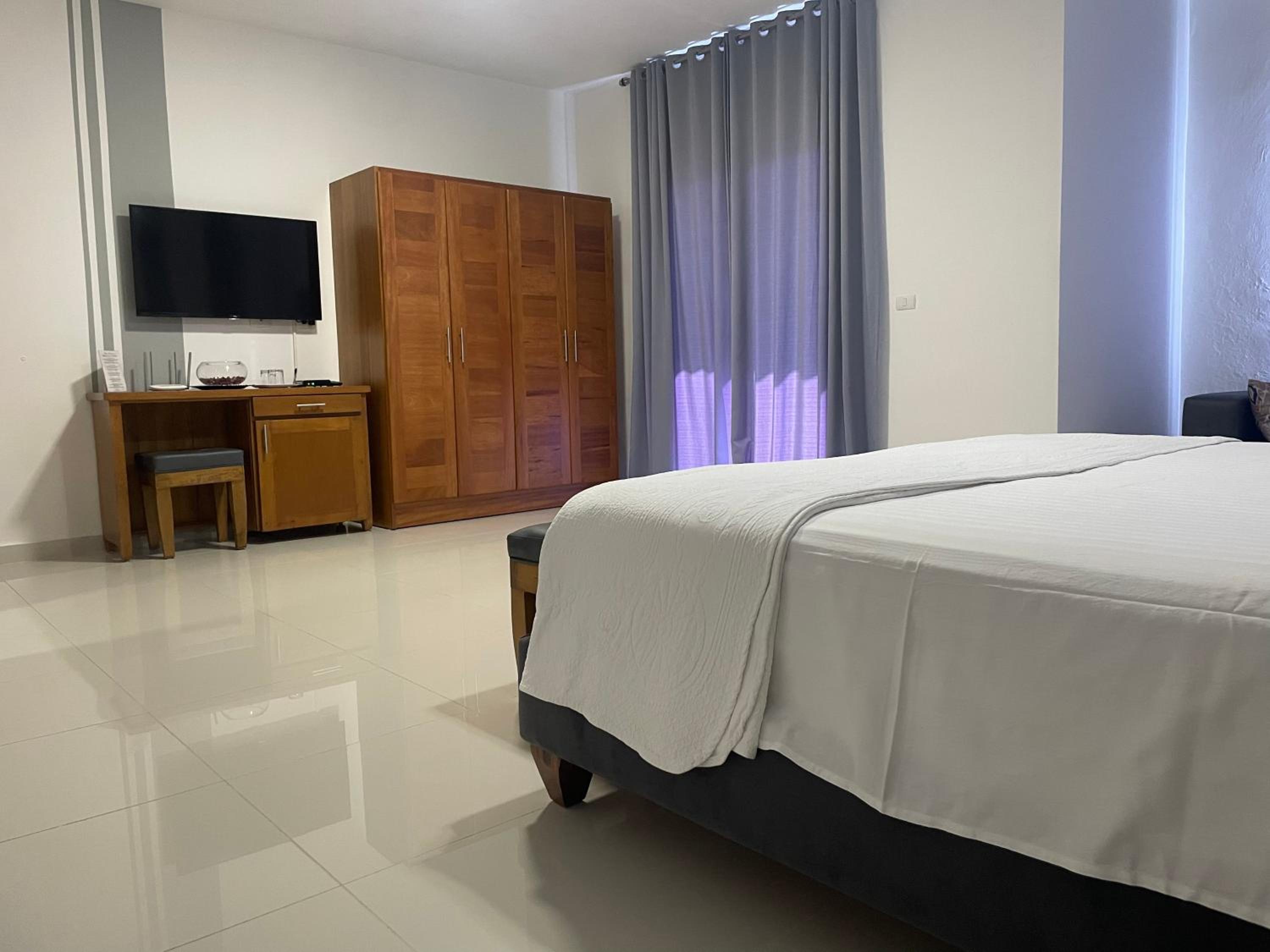 Deluxe Junior Suite - Photo 12