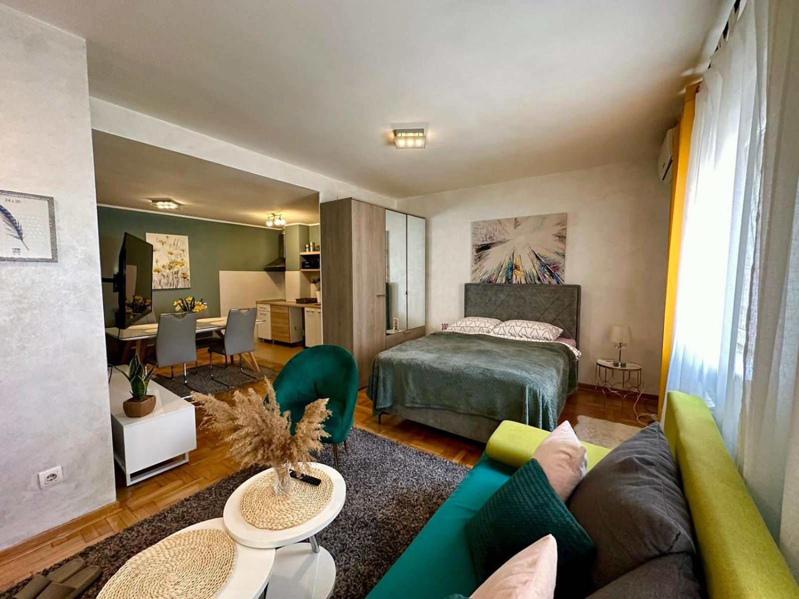 One-Bedroom Apartment photo 1