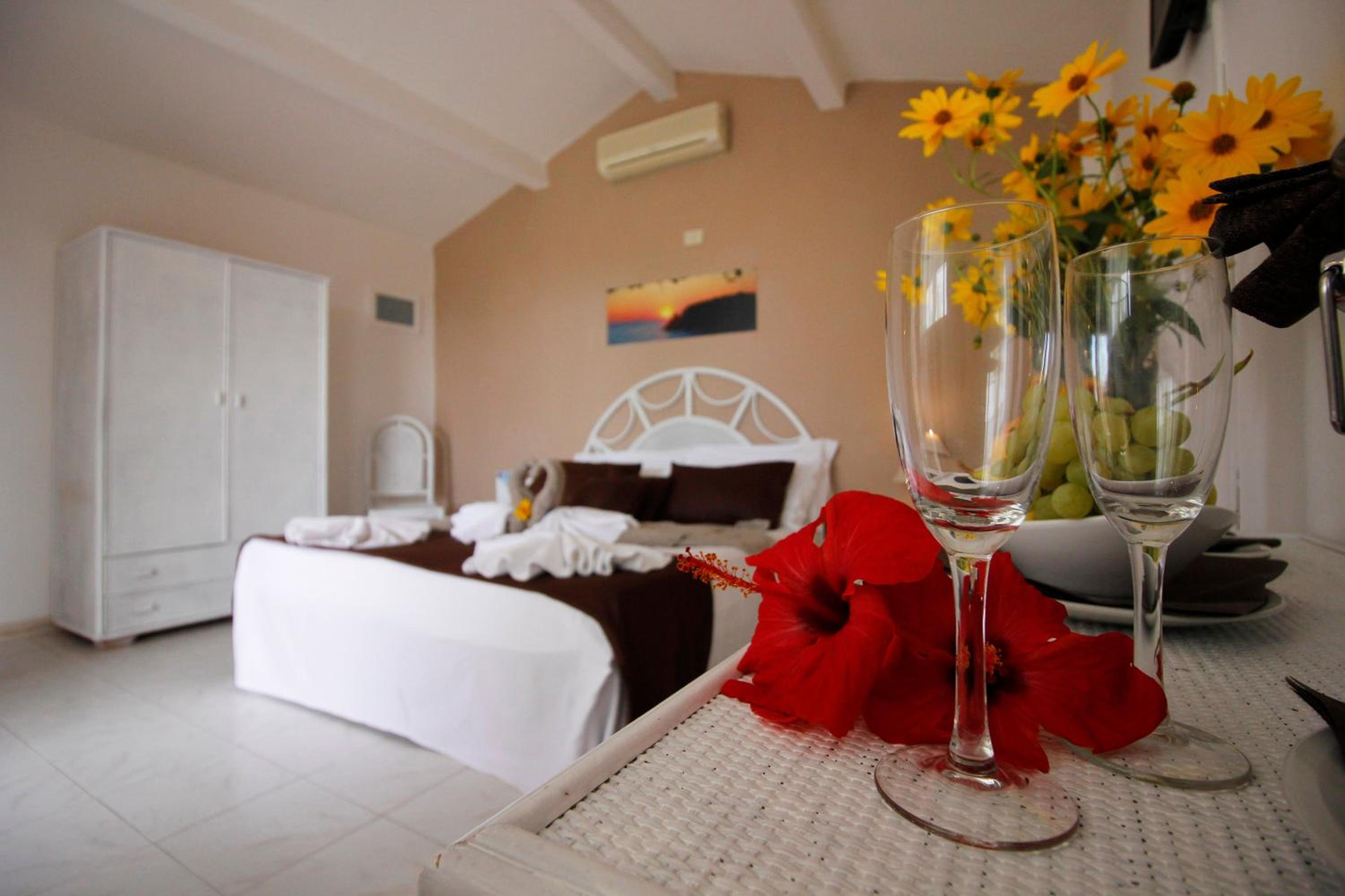 Standard Double Room - Photo 12