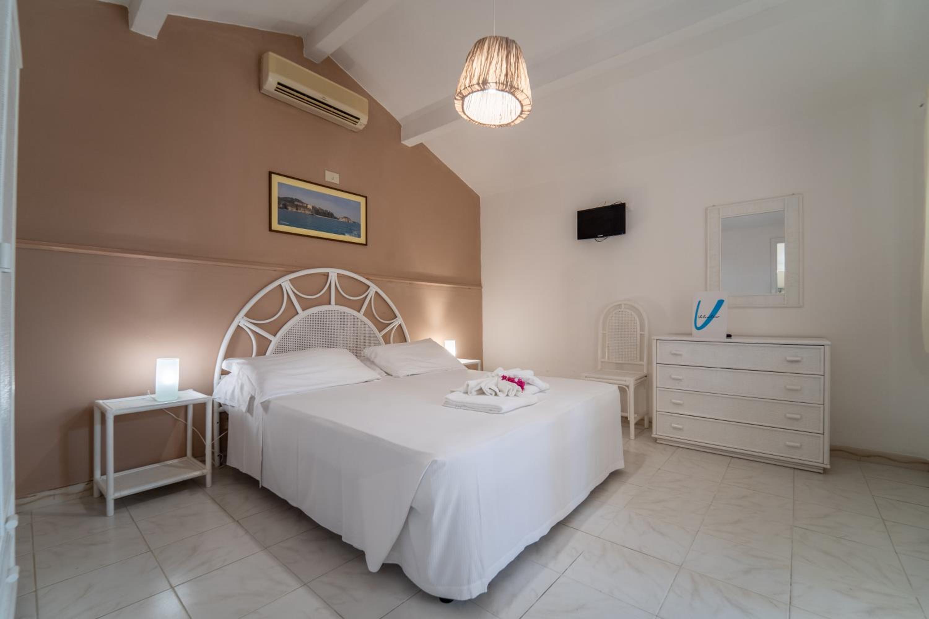 Standard Double Room - Photo 8