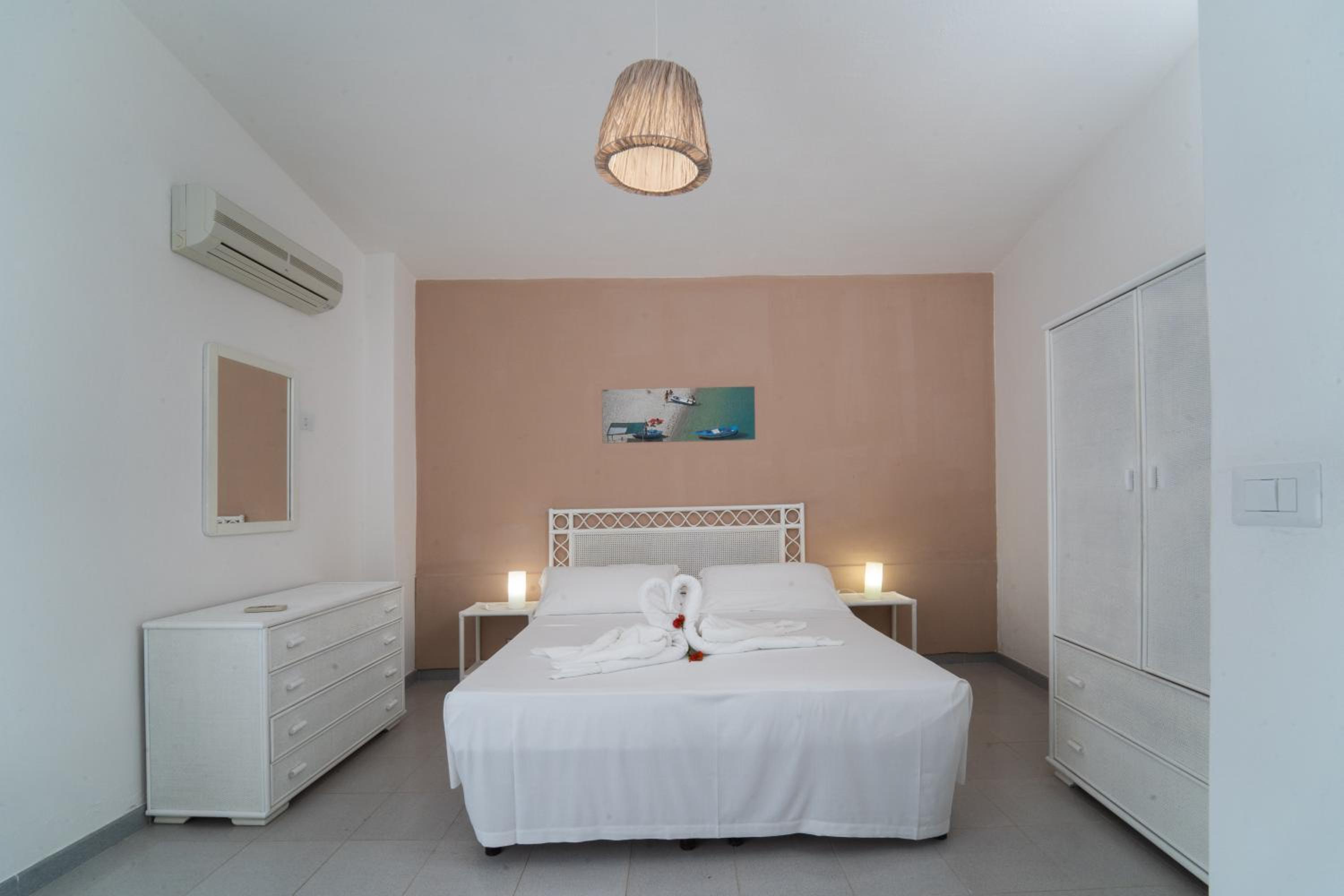 Standard Double Room - Photo 9