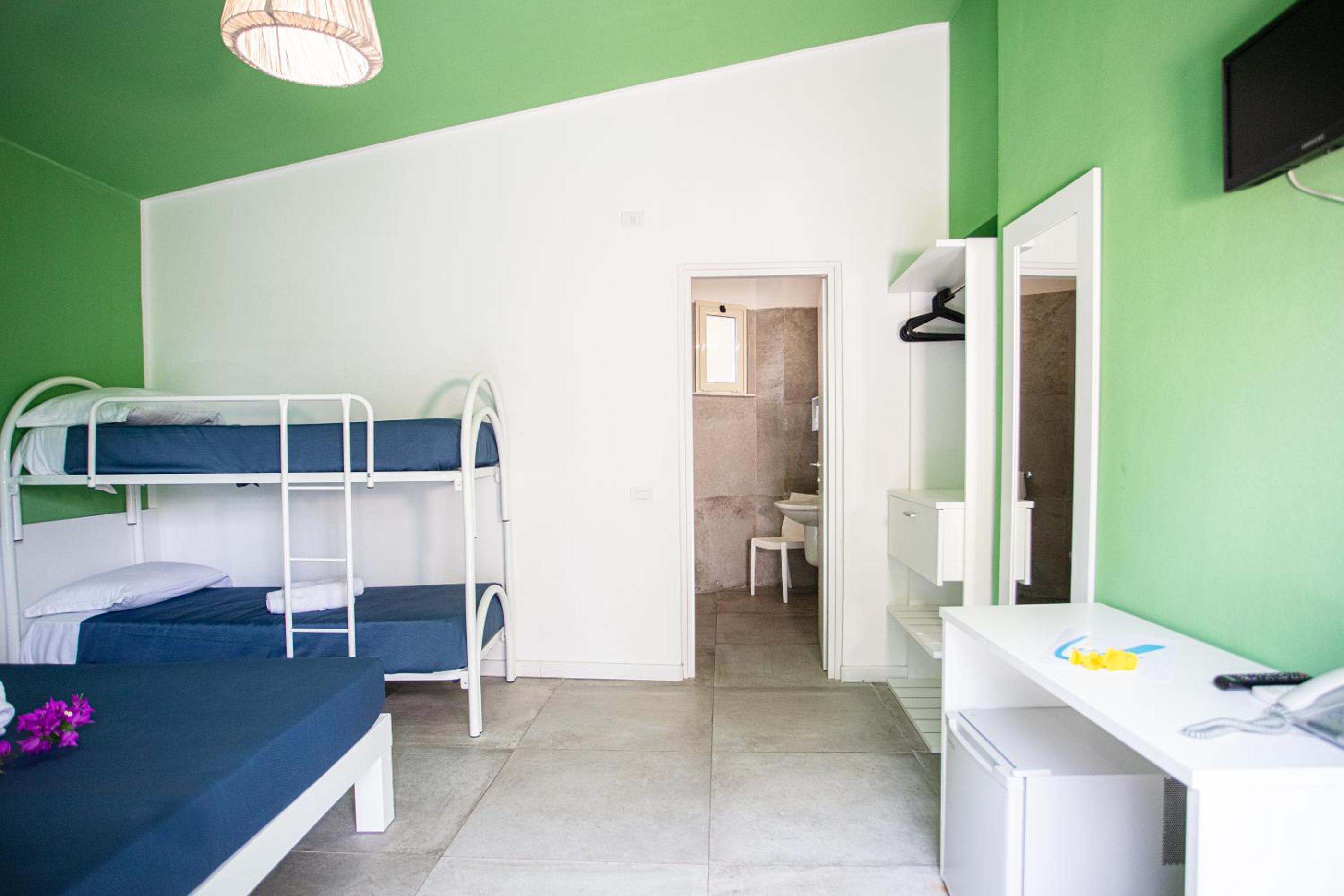 Classic Quadruple Room - Photo 2