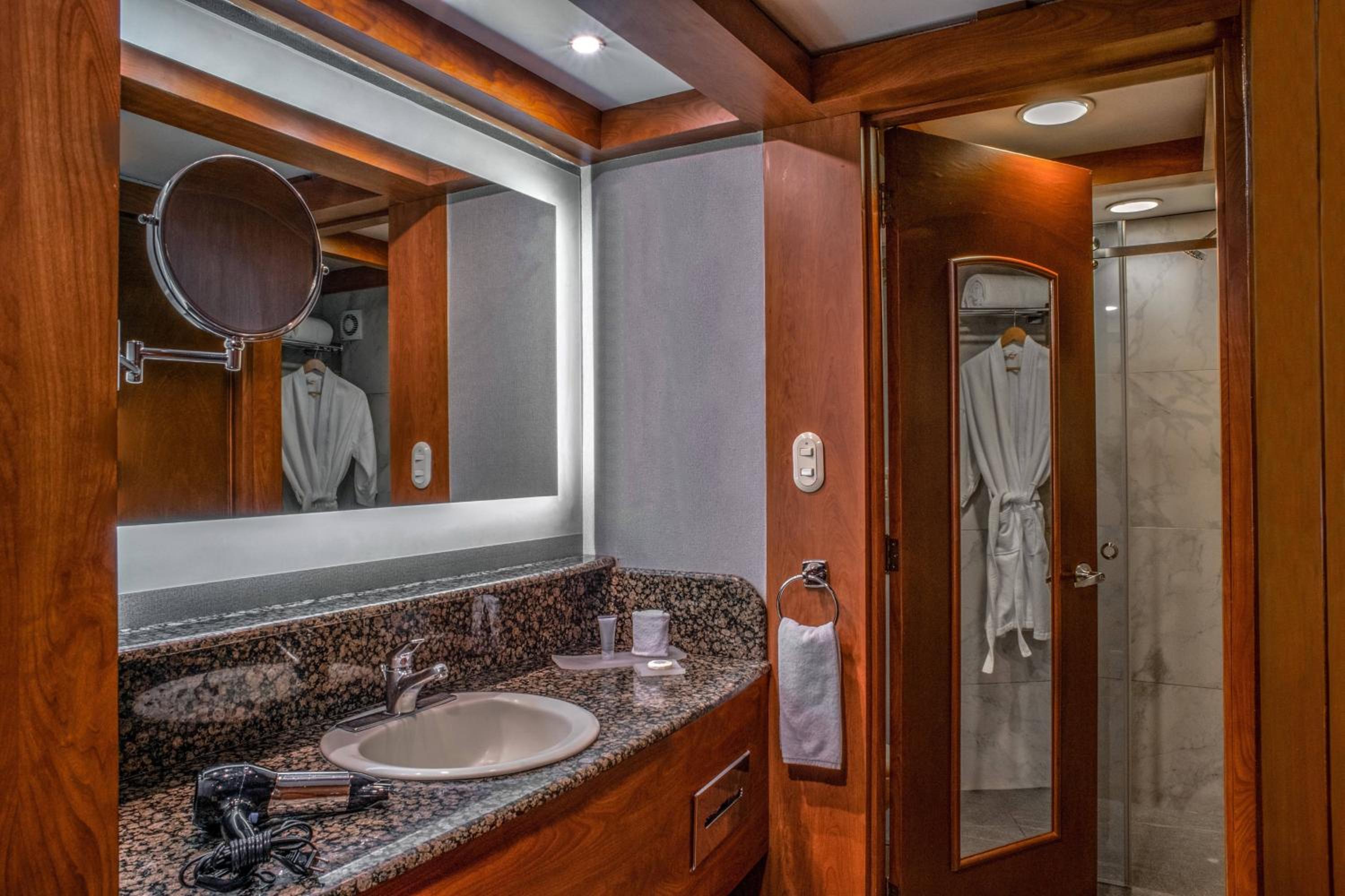 Superior King Room - Photo 3
