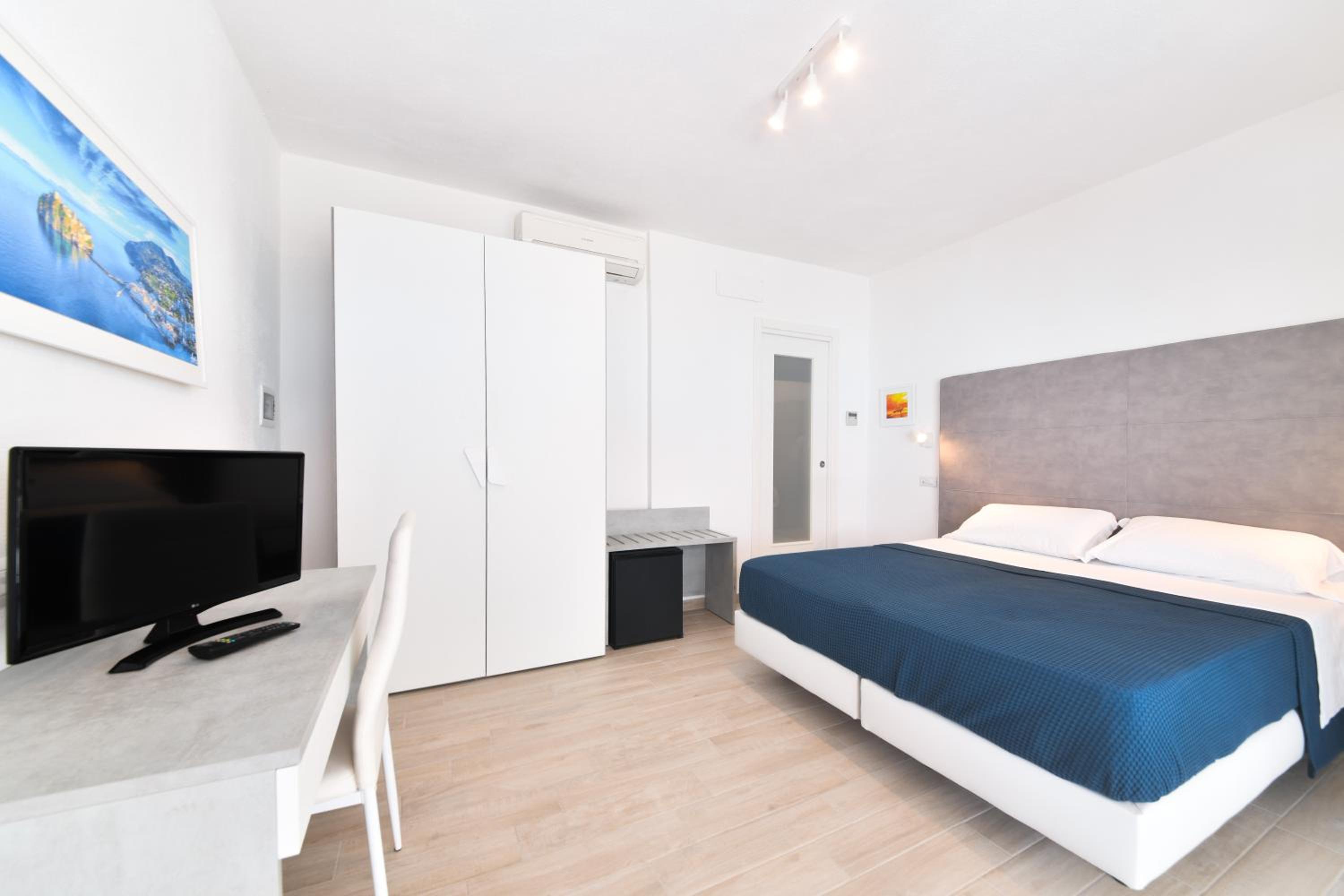 Comfort Double or Twin Room with Terrace - Photo 1