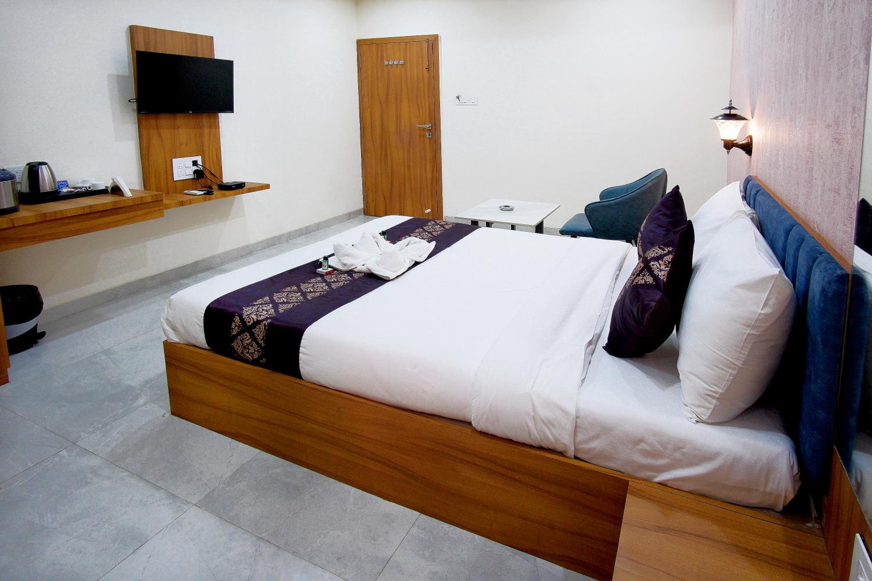 Deluxe Double or Twin Room - Photo 6