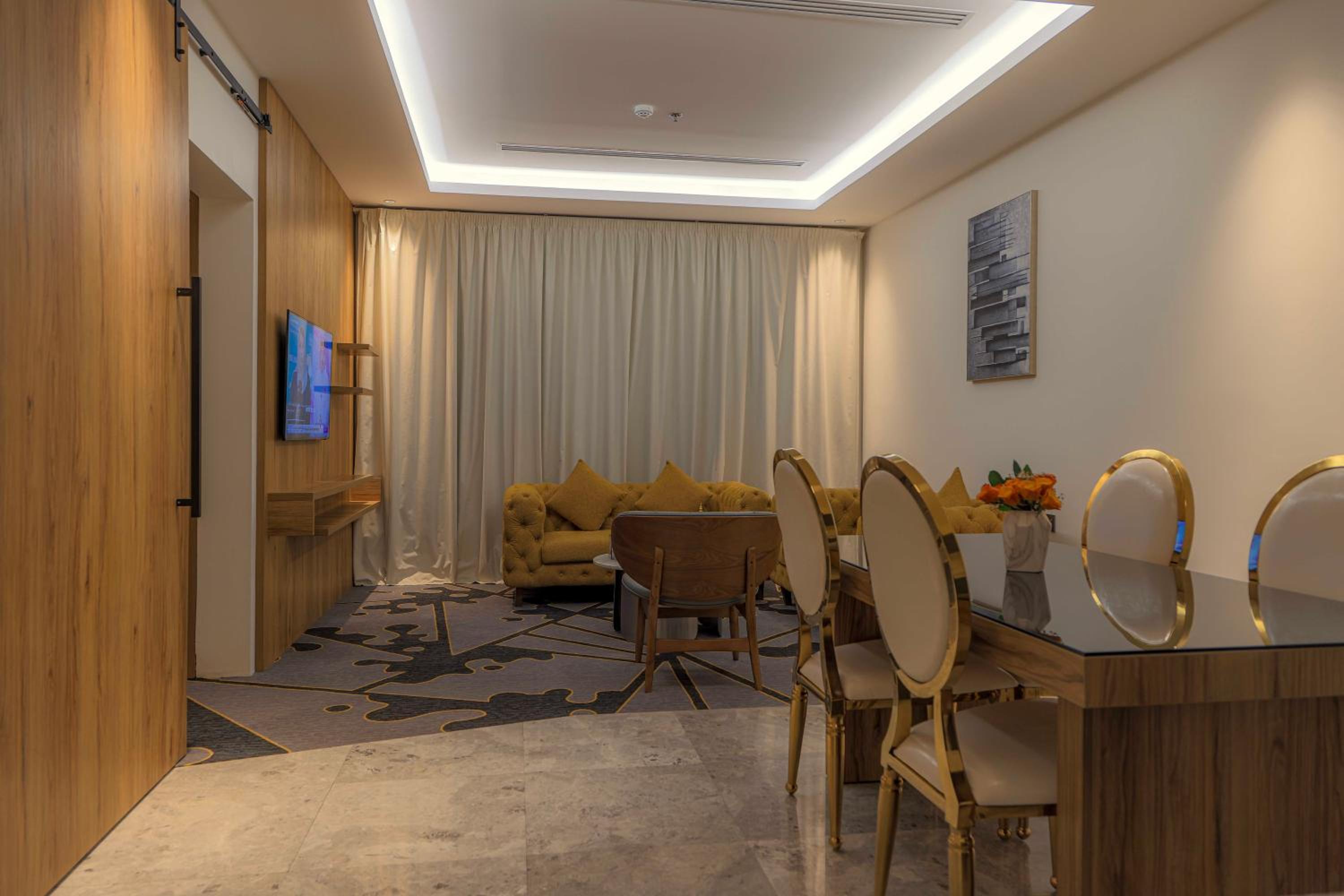 Queen Suite photo 2