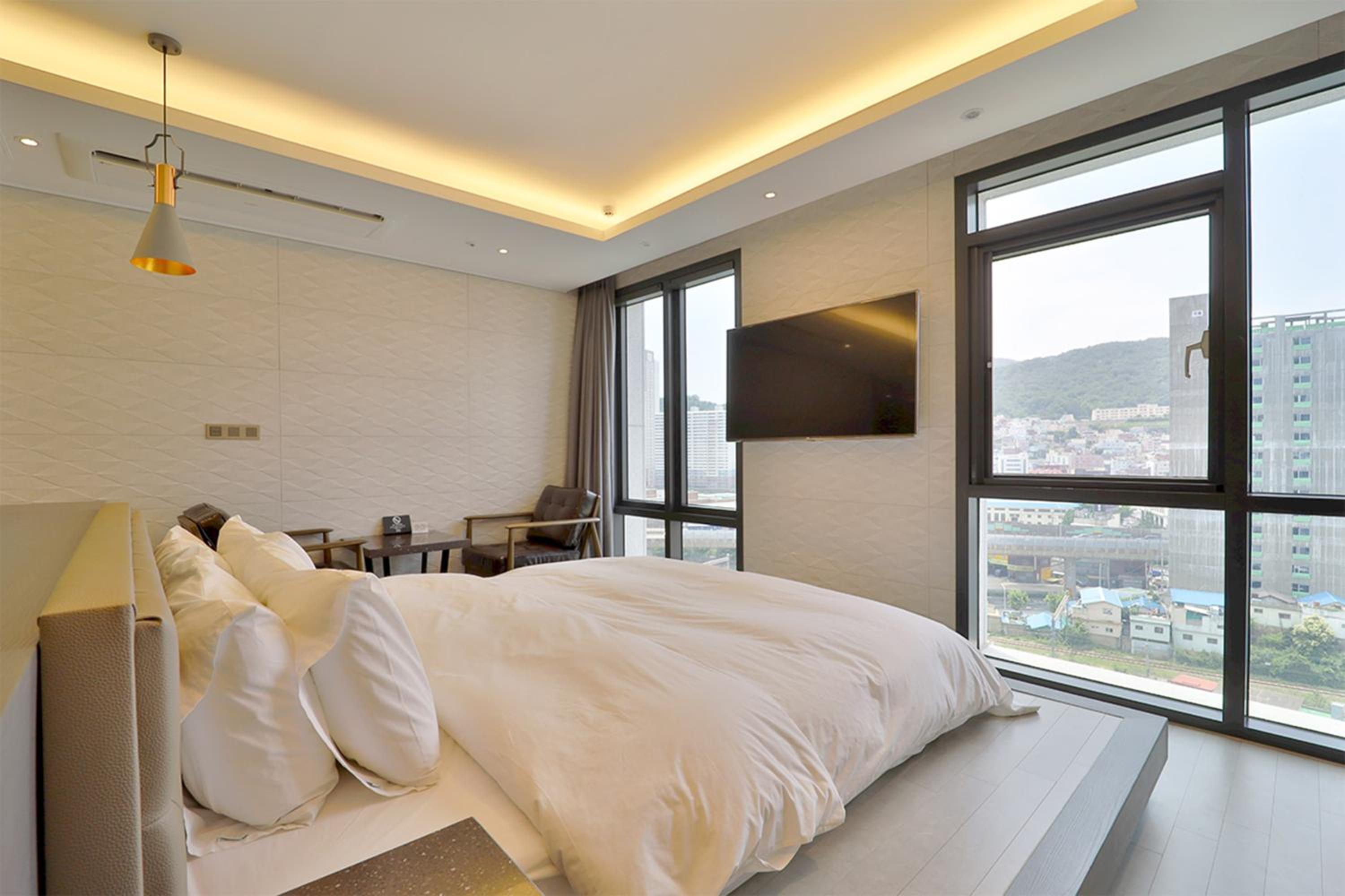Suite with City View - Photo 1