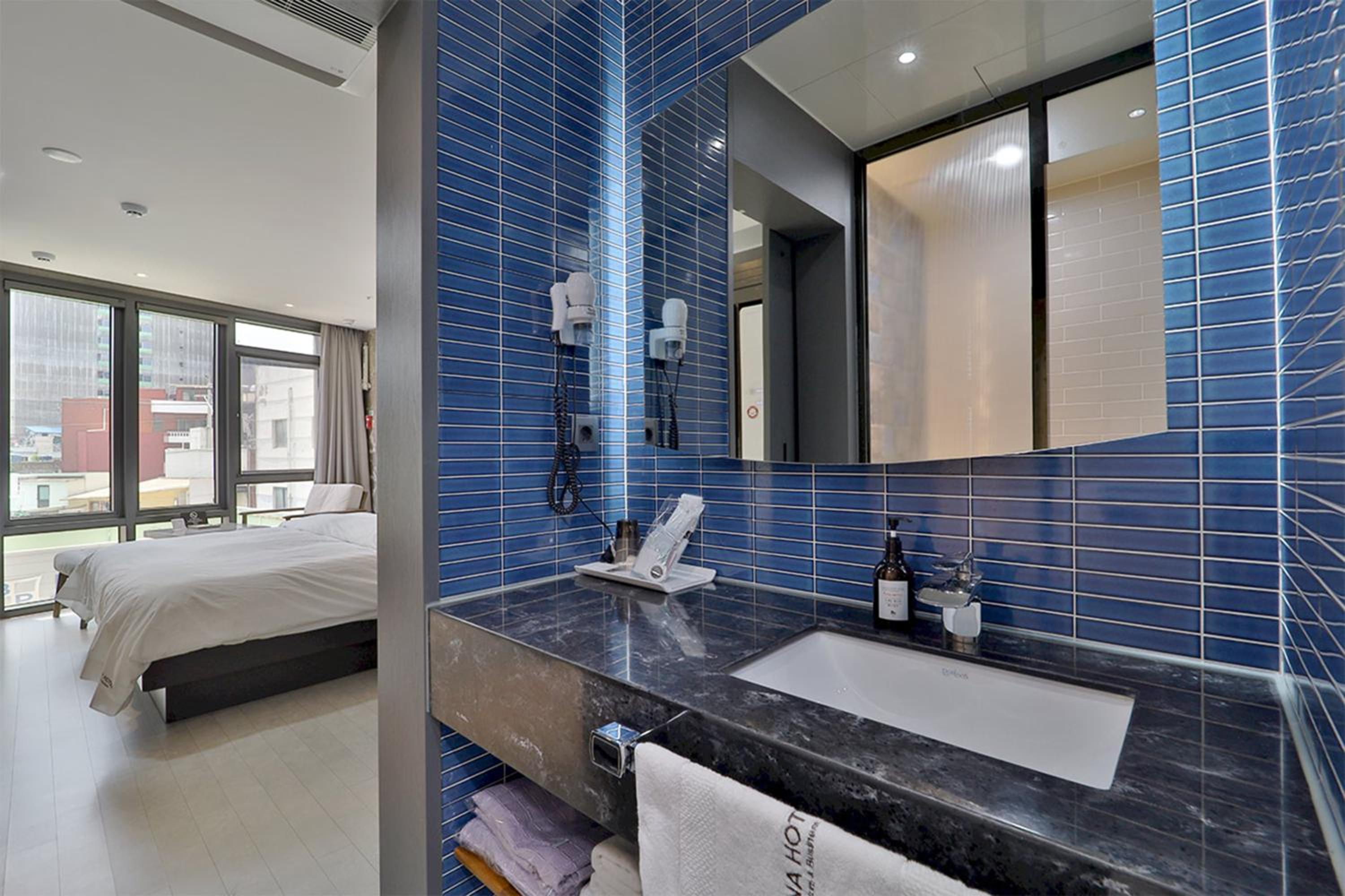 Large Double Room with City View  - Photo 6