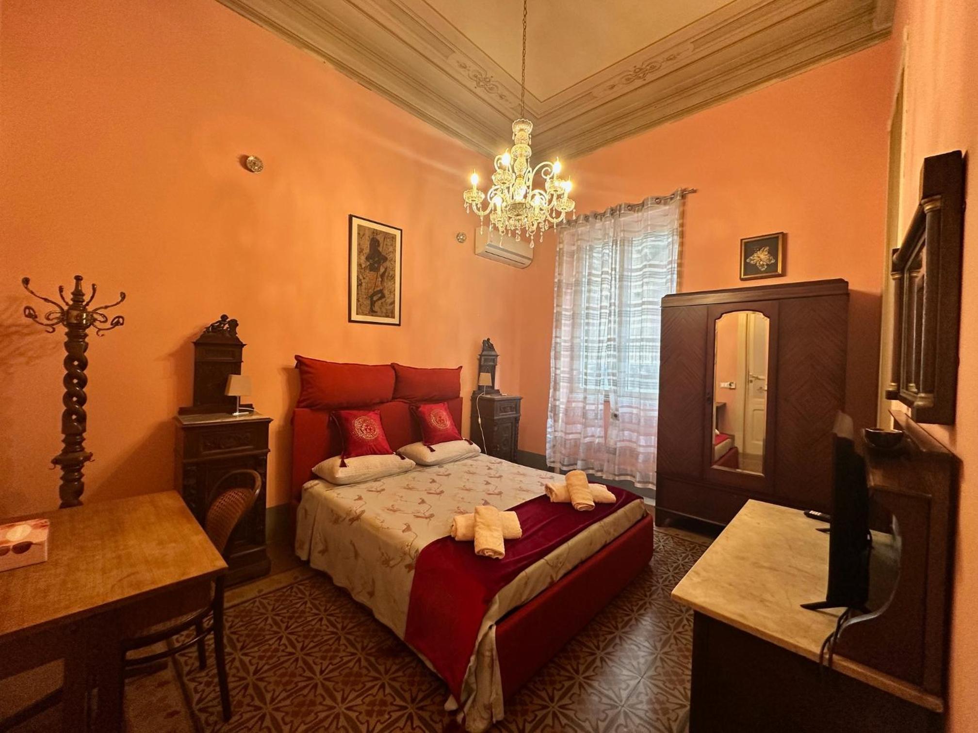 Standard King Room with Shared Bathroom photo 1