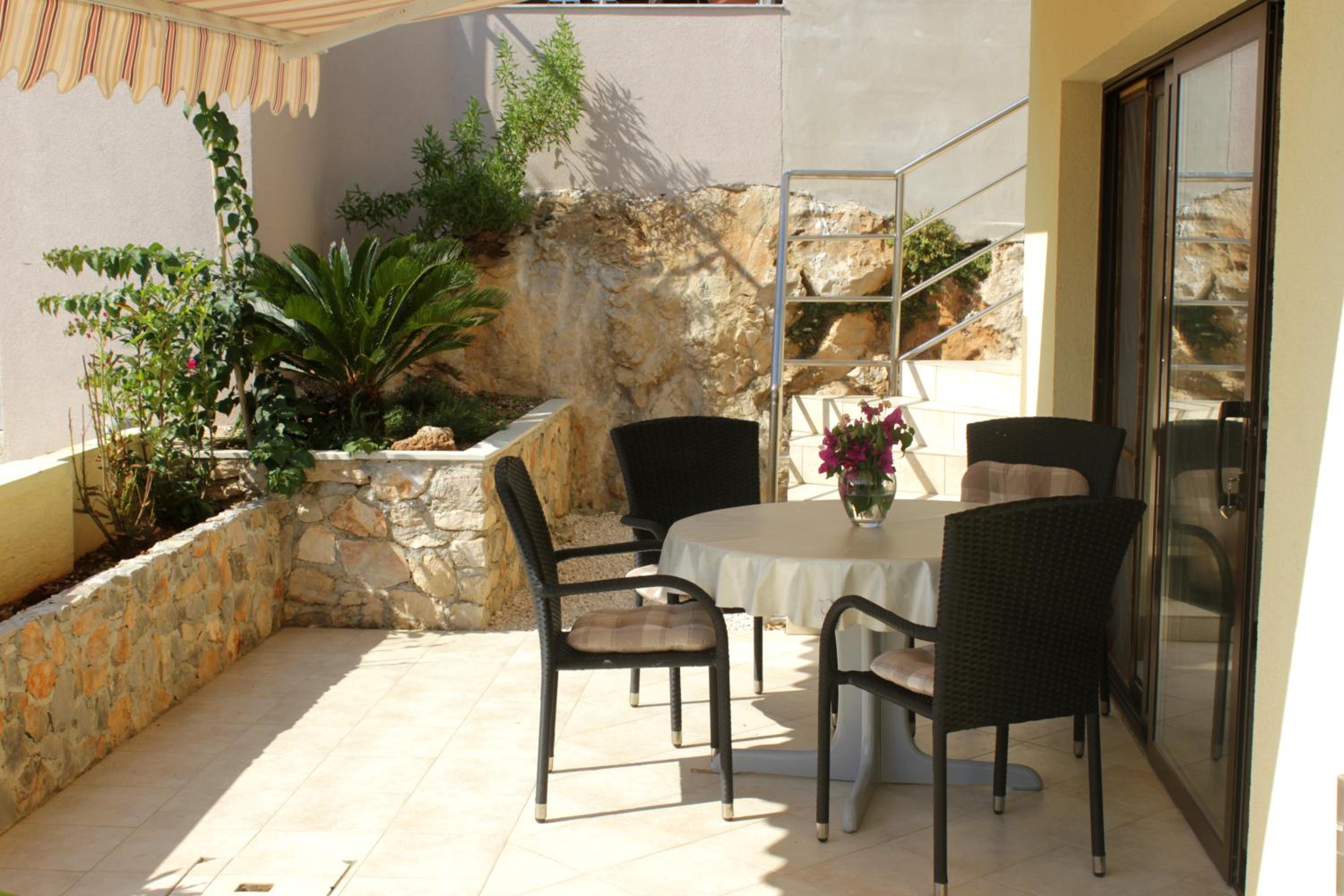 One-Bedroom Apartment With Patio And Sea View photo 2