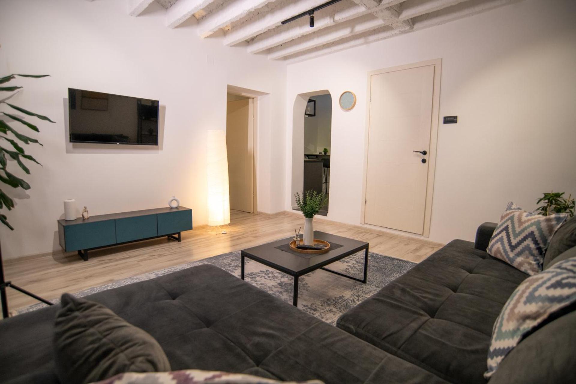 One-Bedroom Apartment photo 2