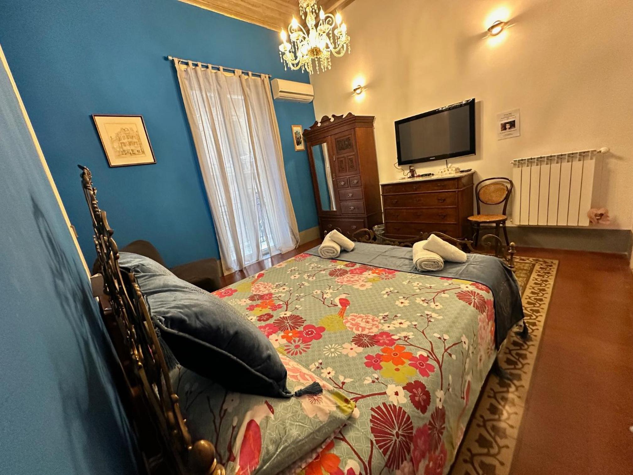 Large Double Room with External Private Bathroom photo 2