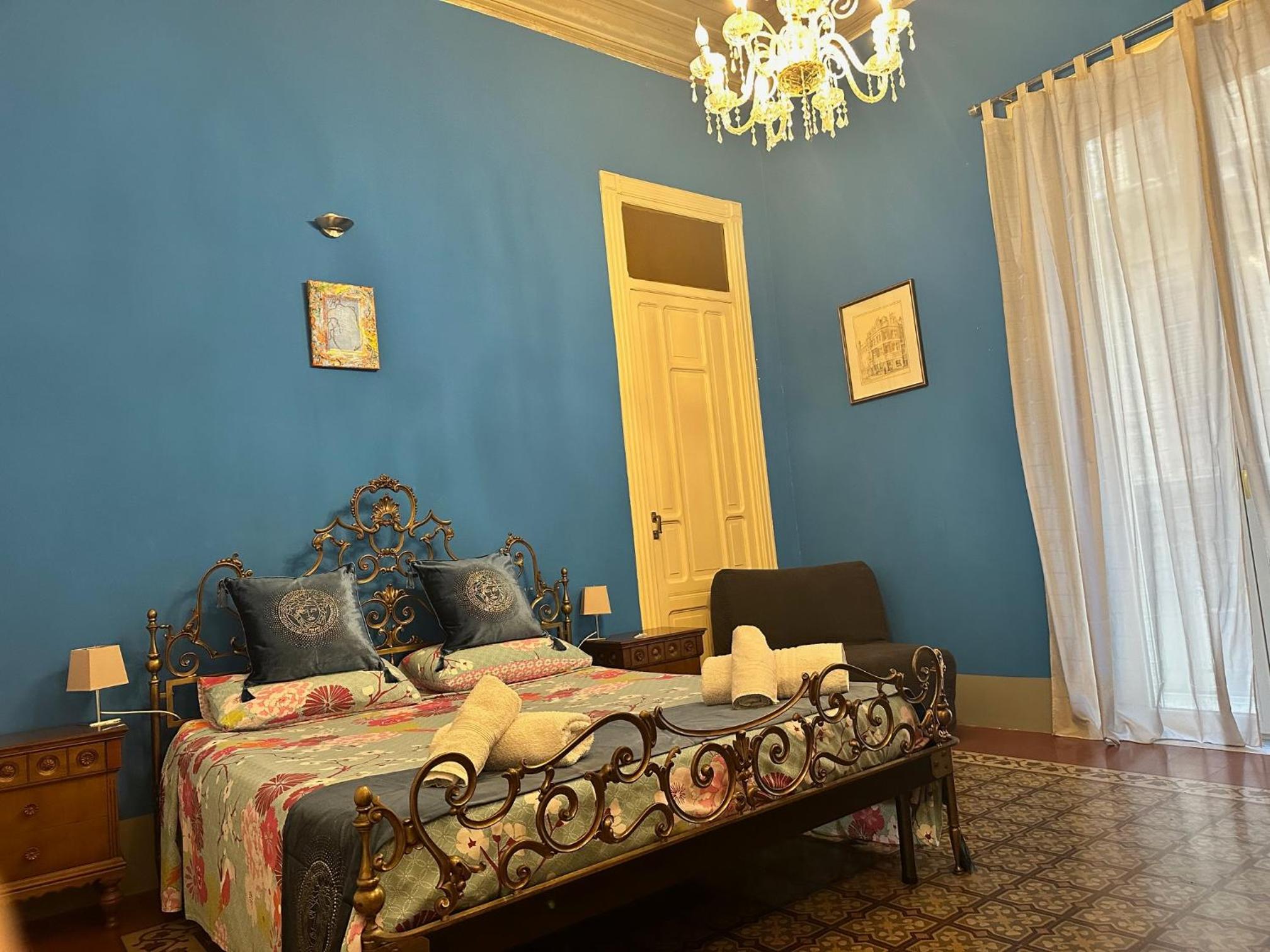 Large Double Room with External Private Bathroom photo 1