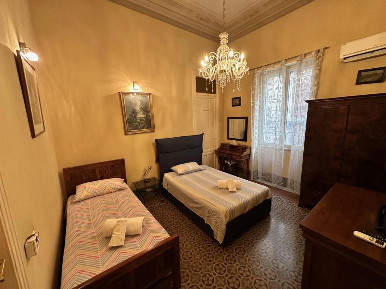 Large Twin Room with Shared Bathroom photo 1