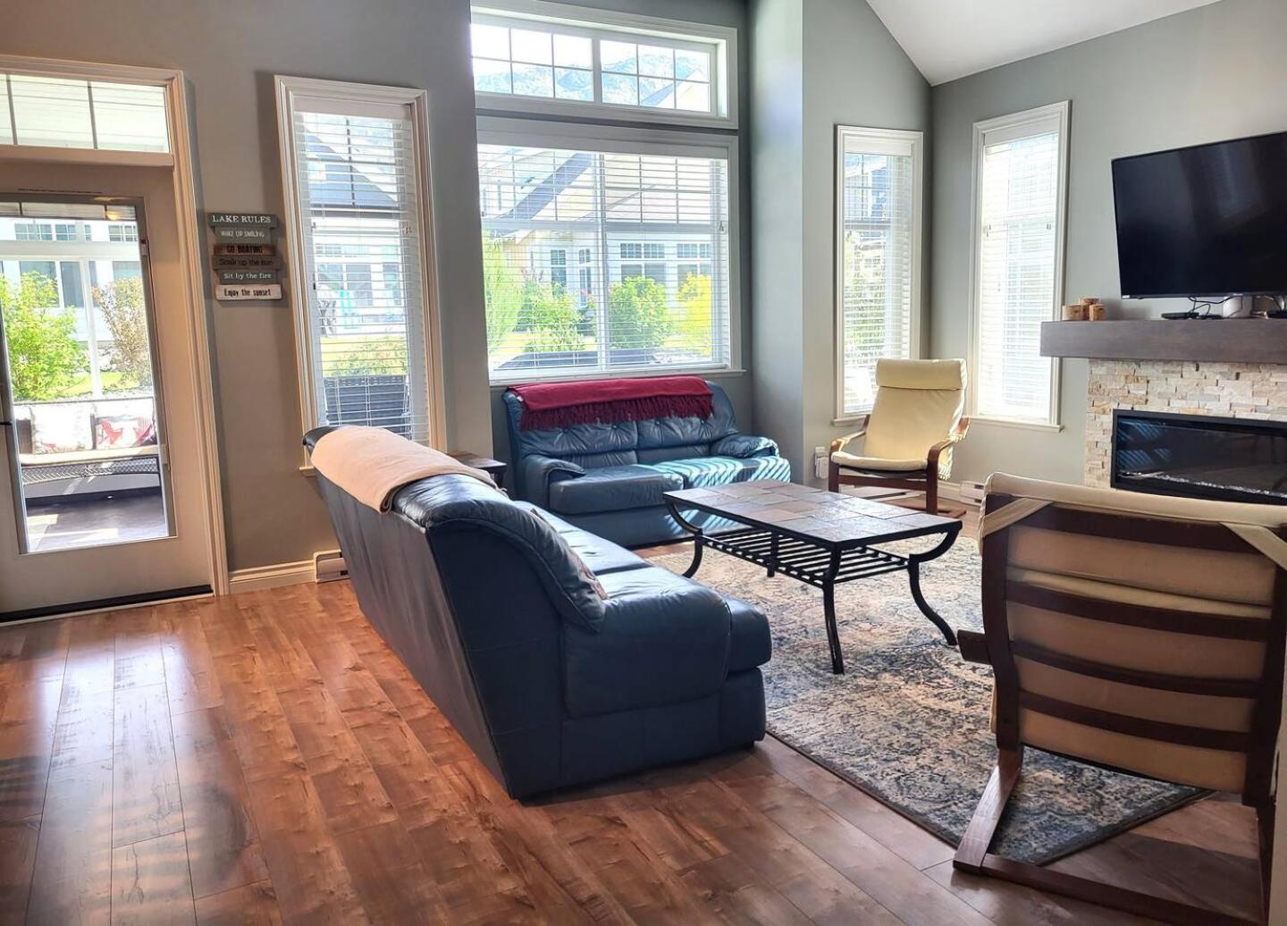 Three-Bedroom House photo 3
