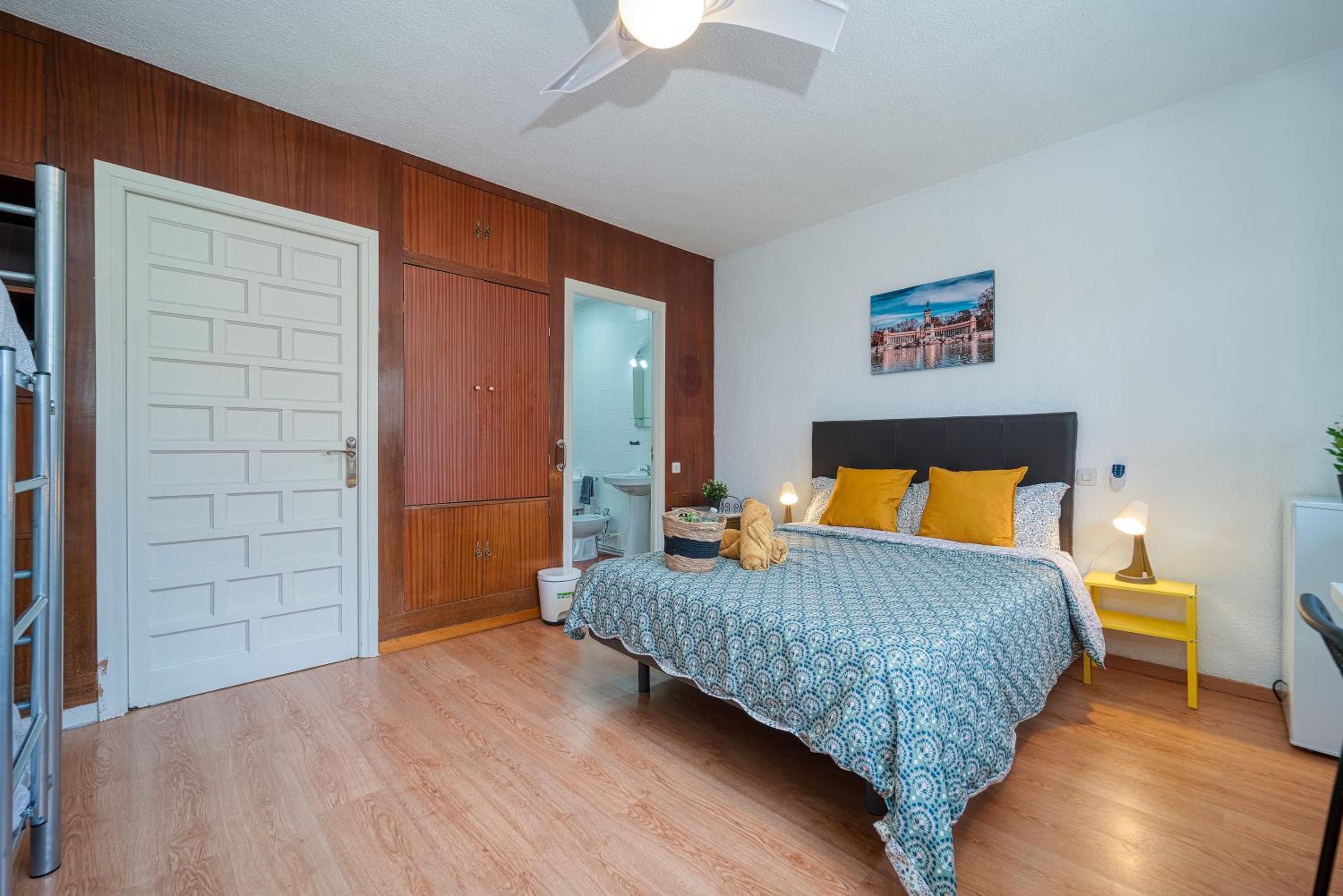 Family Room with Private Bathroom photo 2