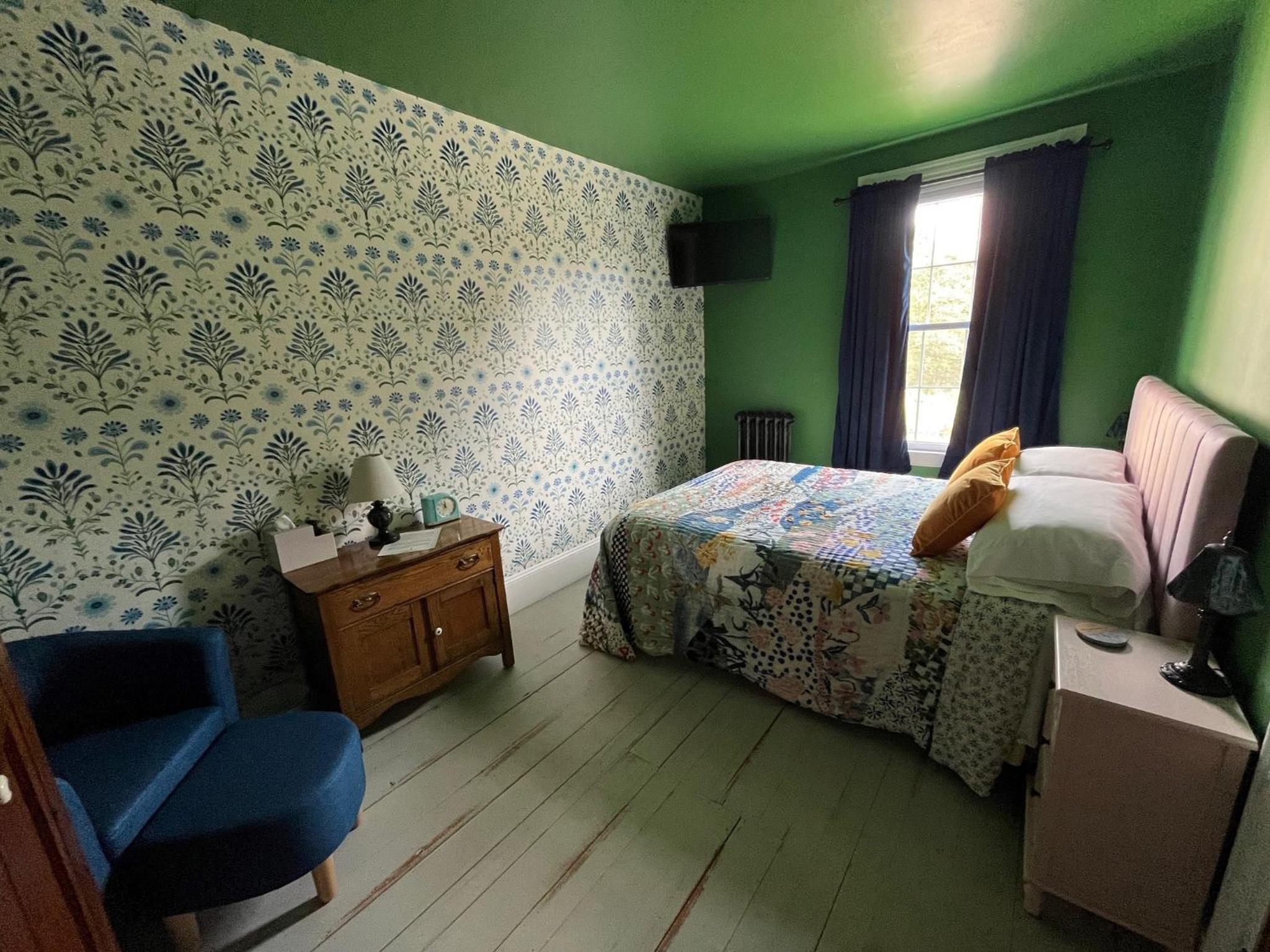 Deluxe Queen Room - Photo 1