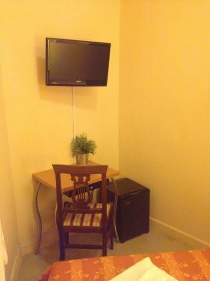 Single Room with Private Bathroom photo 2