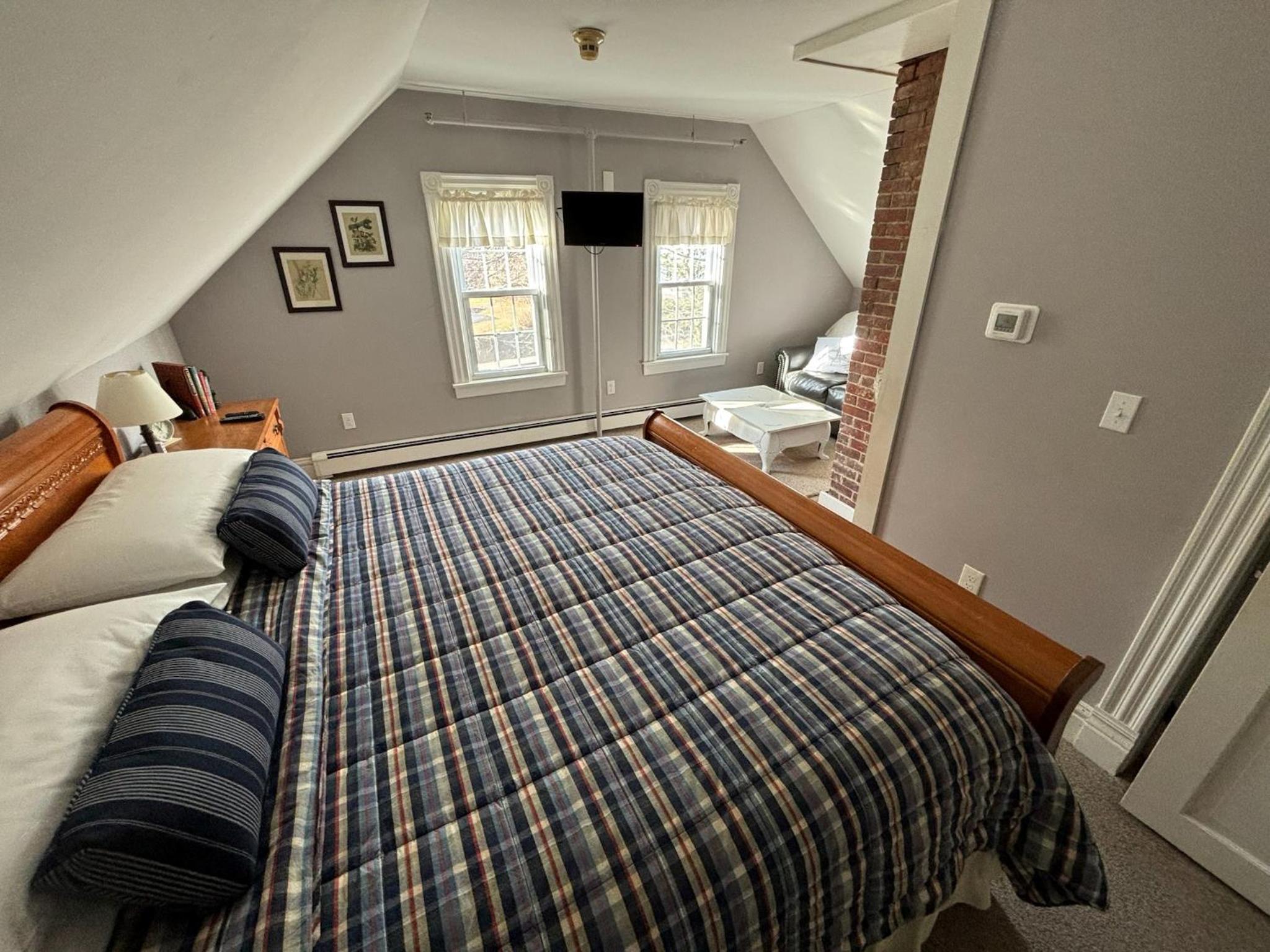 Family Room with Private Bathroom photo 2
