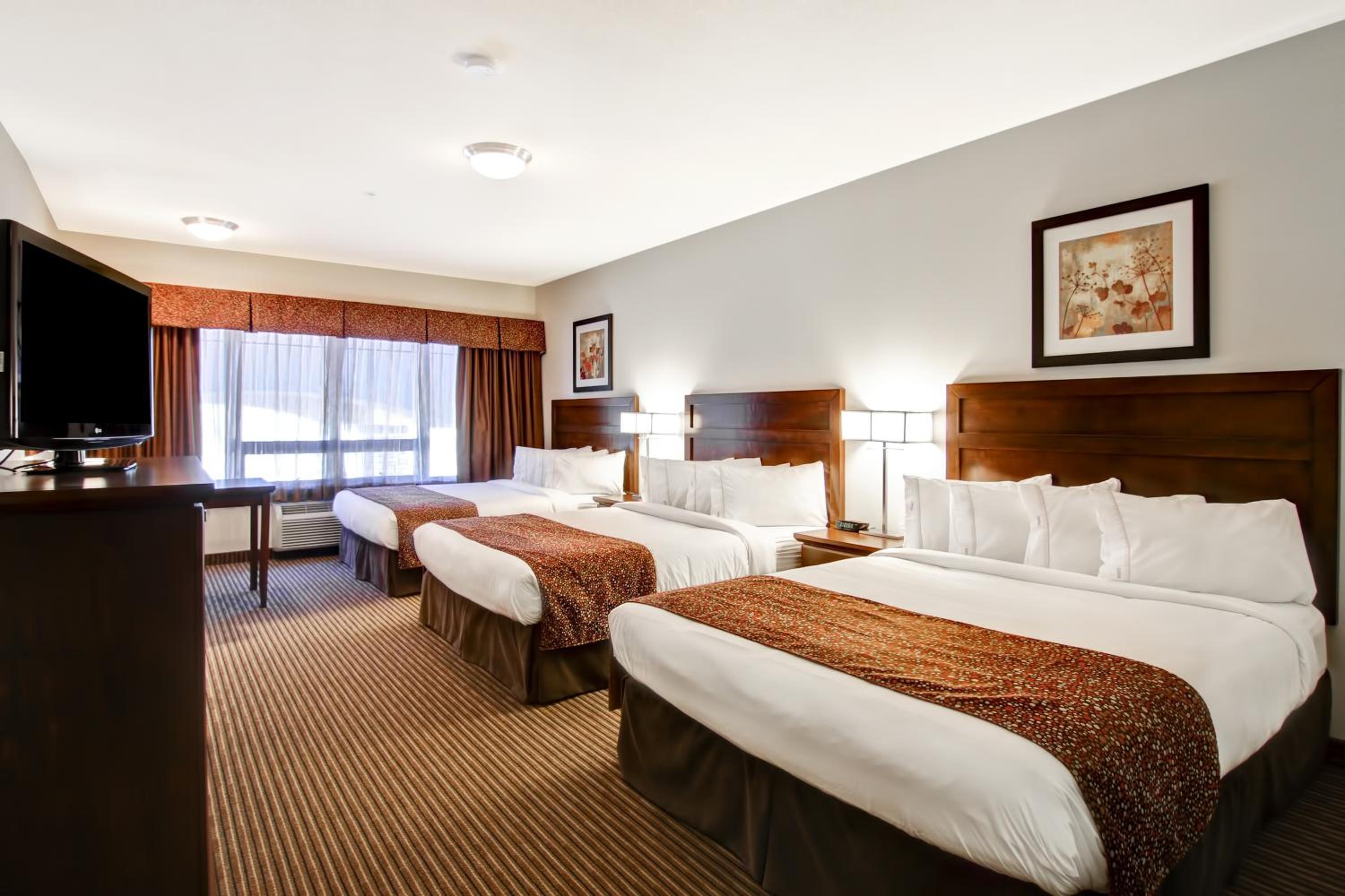Standard Queen Room with Three Queen Beds photo 3