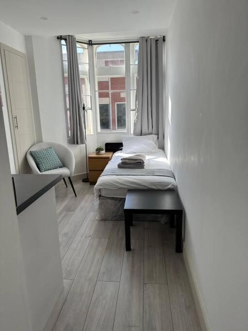 One-Bedroom Apartment photo 1