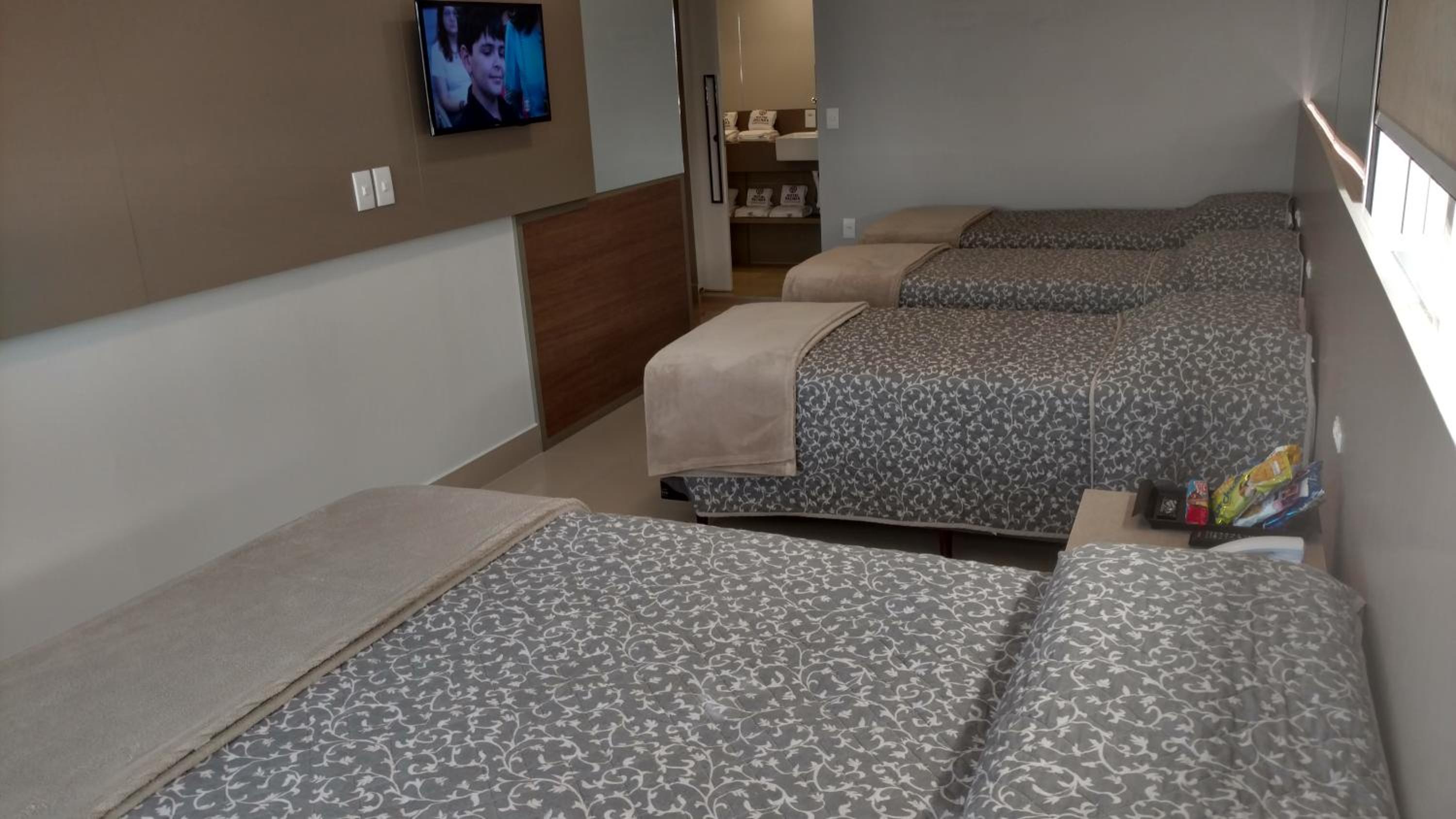 Family Room with 1 Queen Bed and 3 Single Beds
