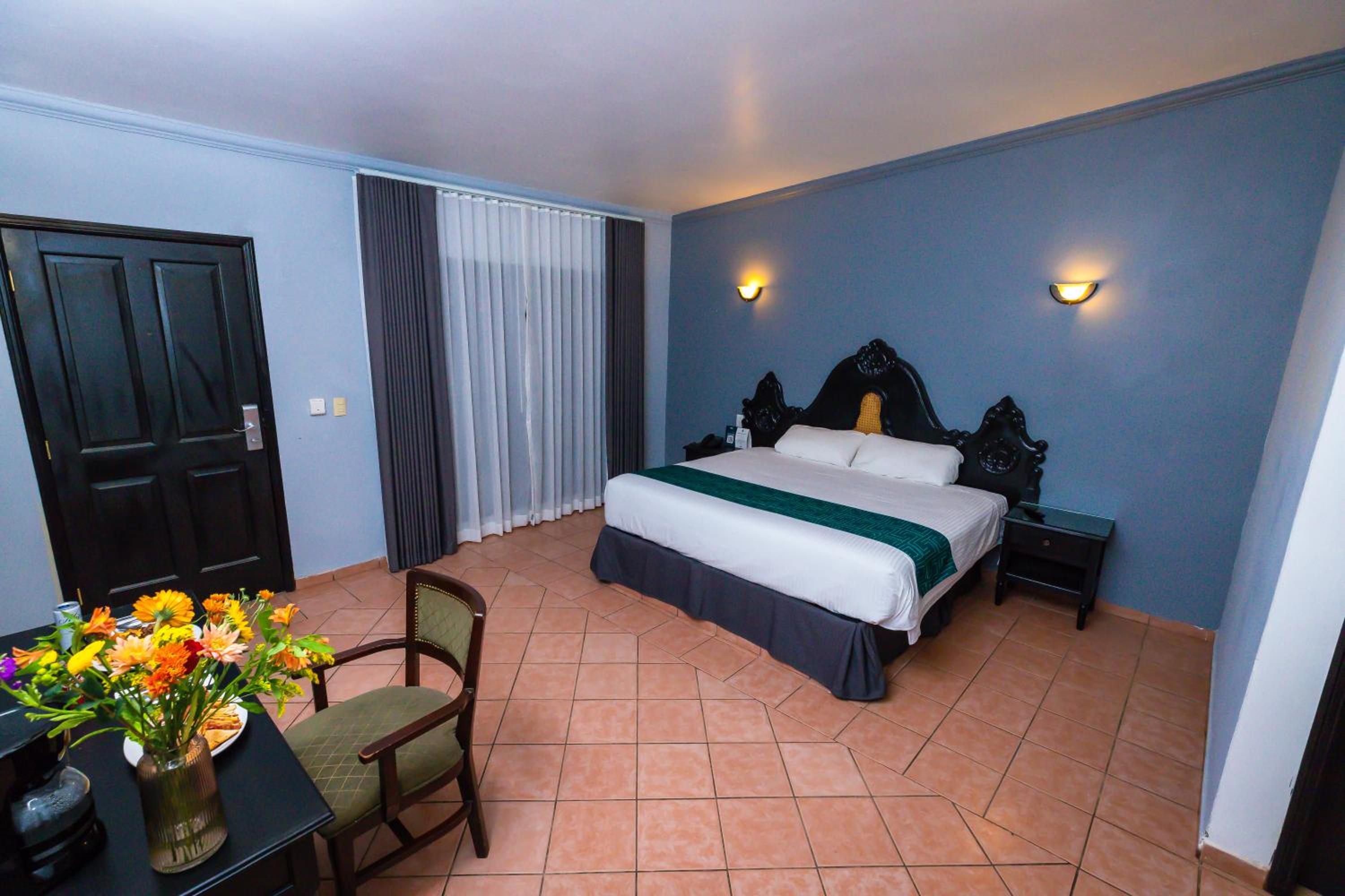 Standard King Room photo 2