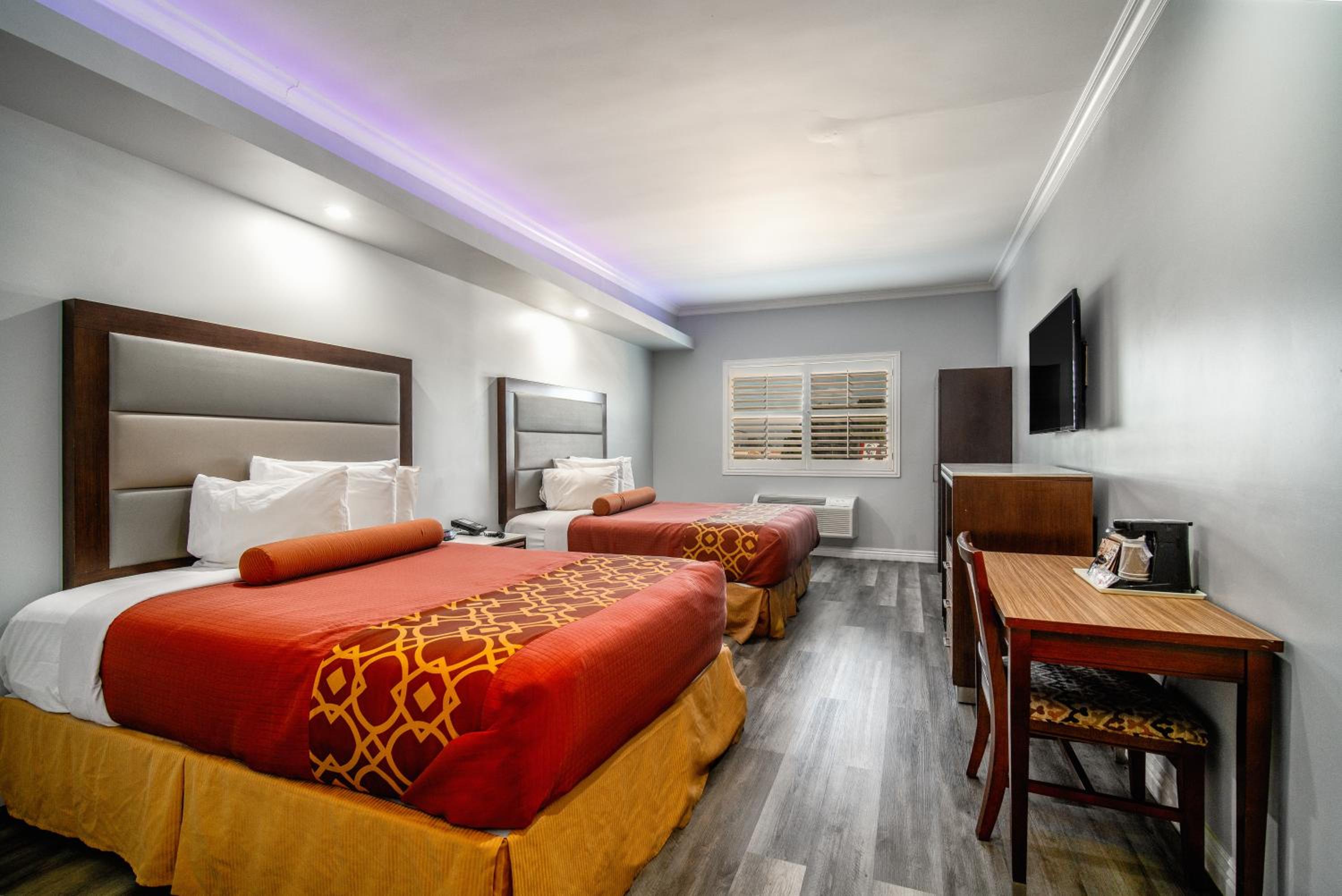 Queen Room with Two Queen Beds - Non-Smoking - Photo 7