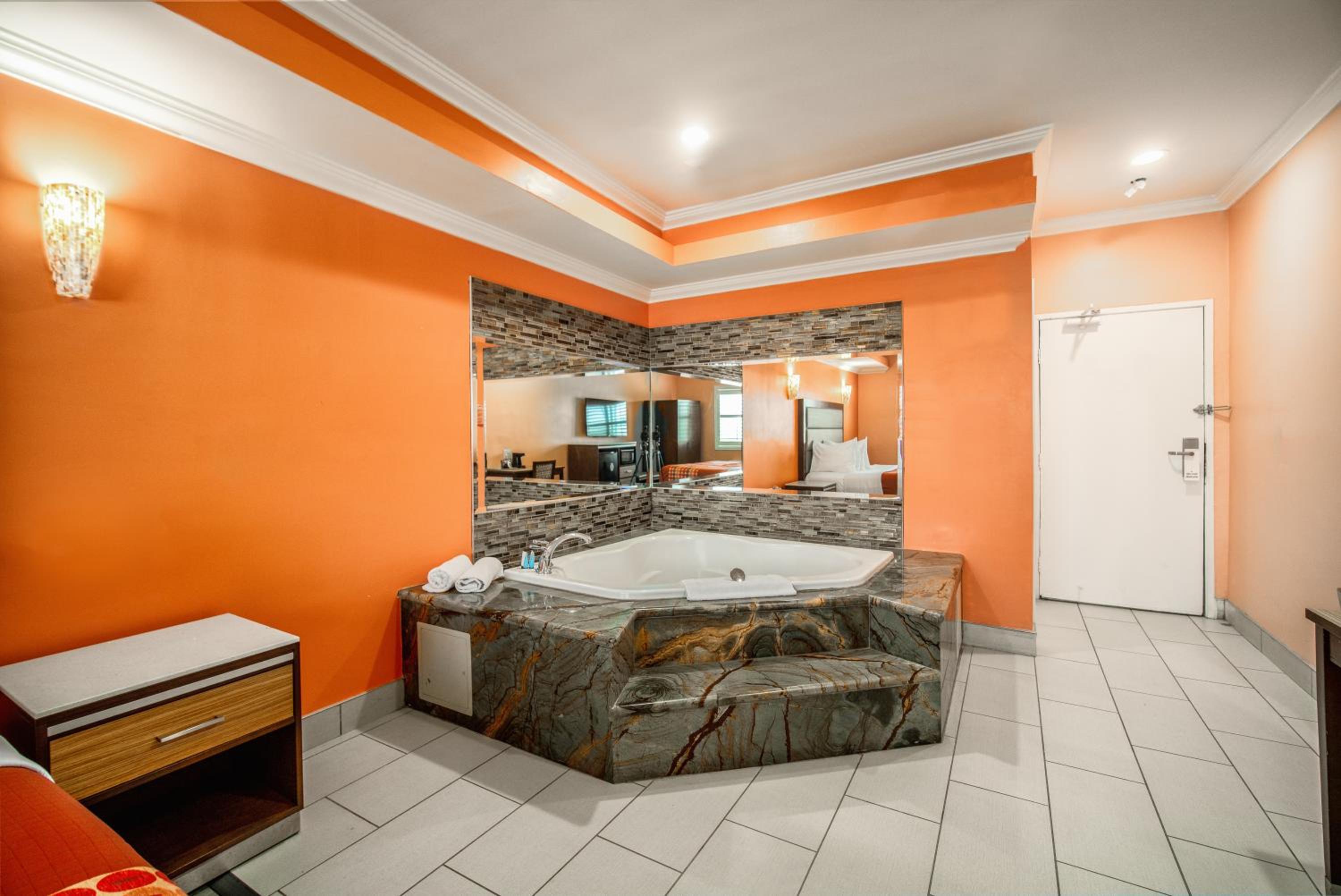 King Room with Hot Tub - Non-Smoking - Photo 1
