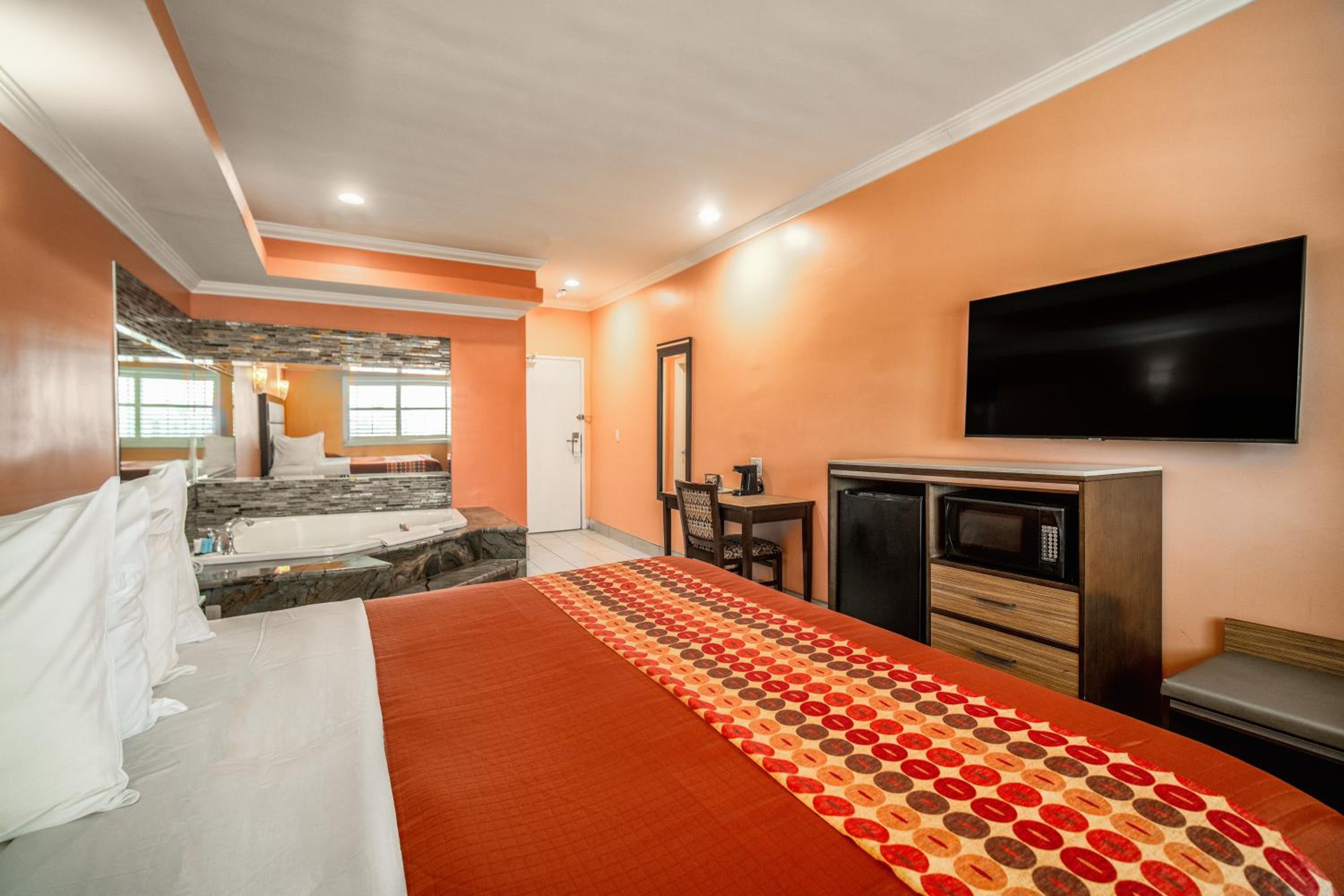 King Room with Hot Tub - Non-Smoking - Photo 3