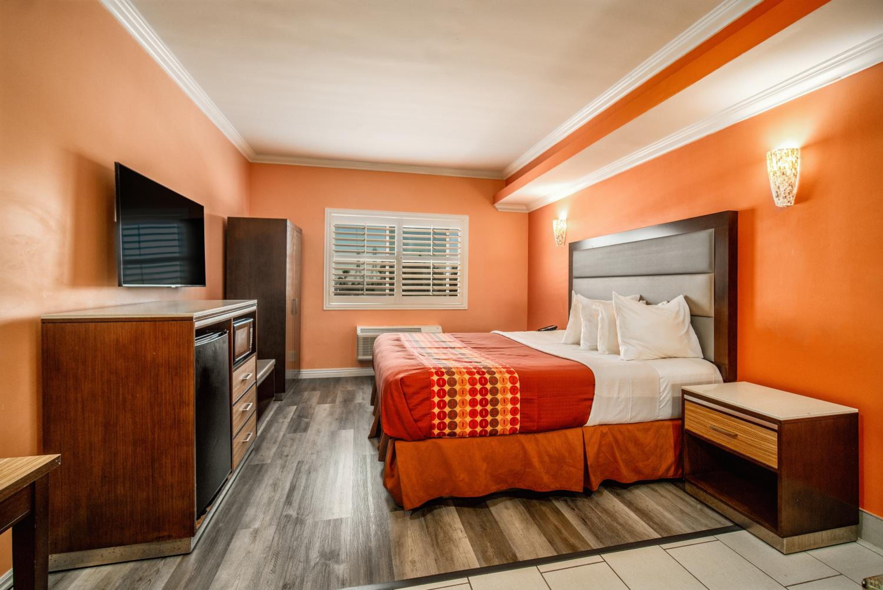 King Room with Hot Tub - Non-Smoking - Photo 4