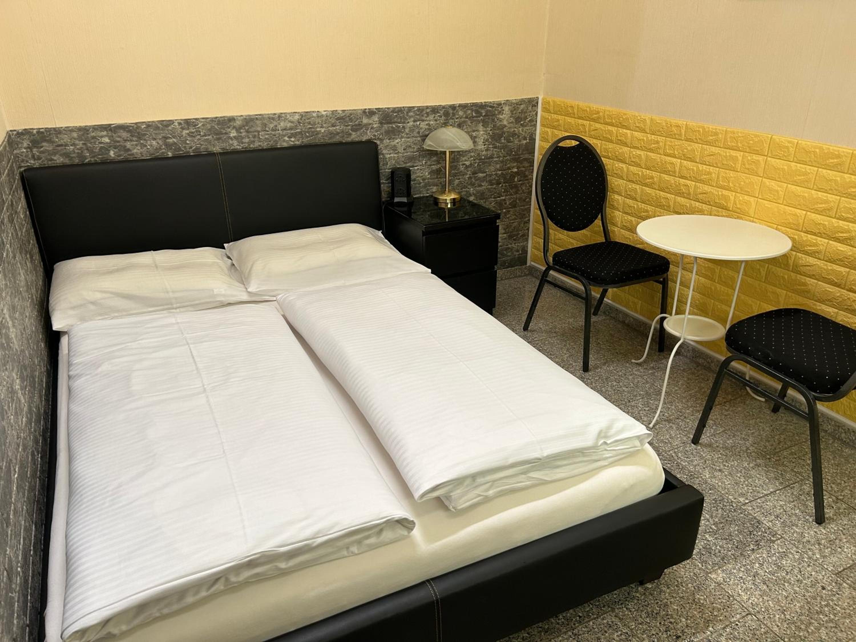 Budget Double Room - Photo 2