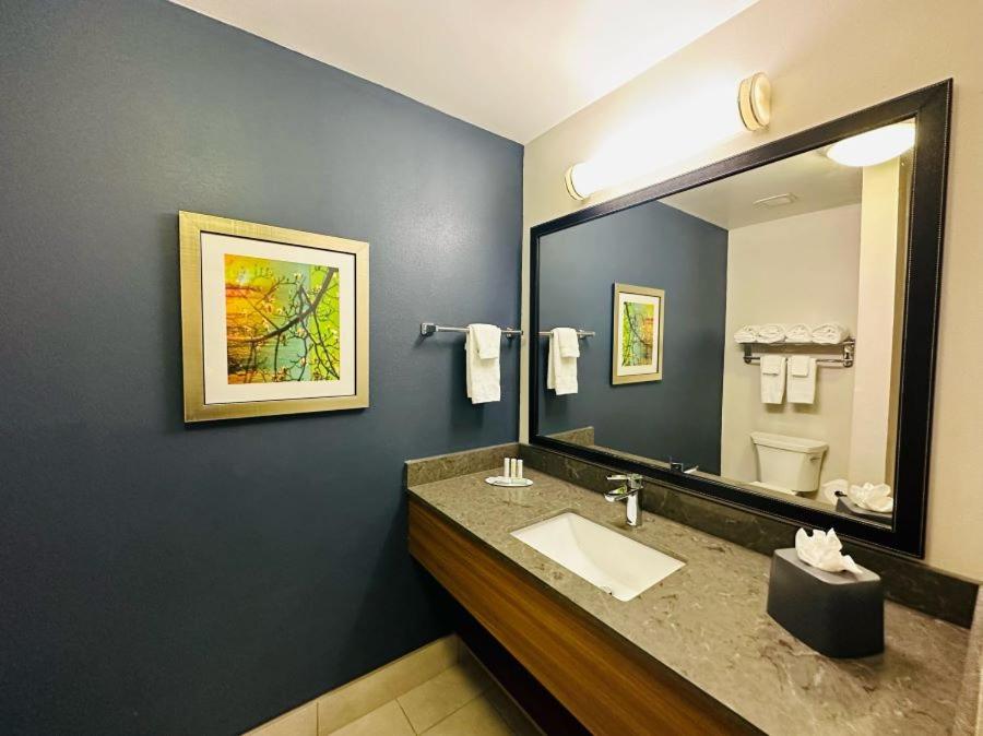Queen Room with Two Queen Beds and Adapted Tub - Mobility Accessible photo 2