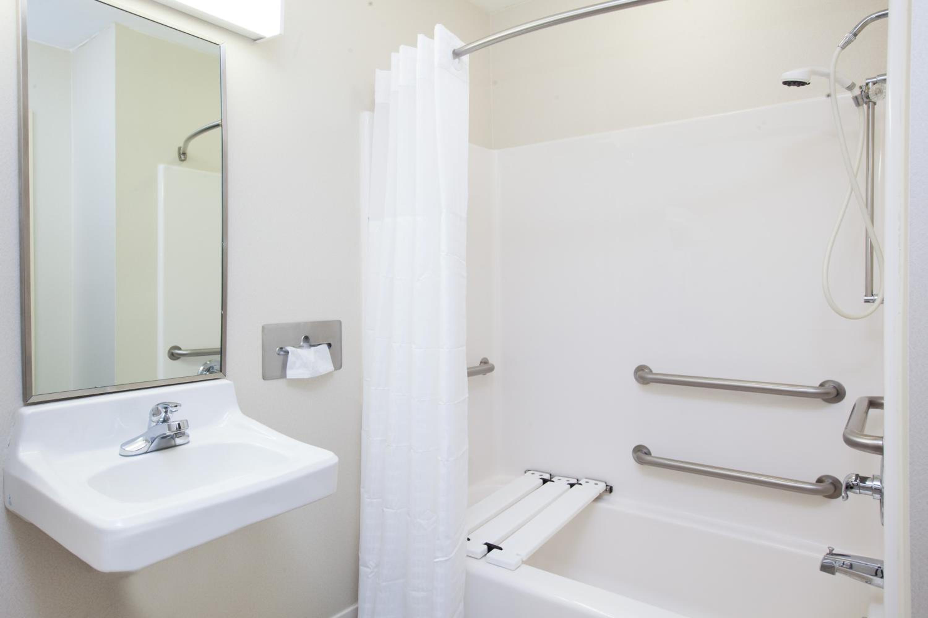 Queen Room With Roll-In Shower - Mobility/Hearing Accessible - Non-Smoking - Photo 5