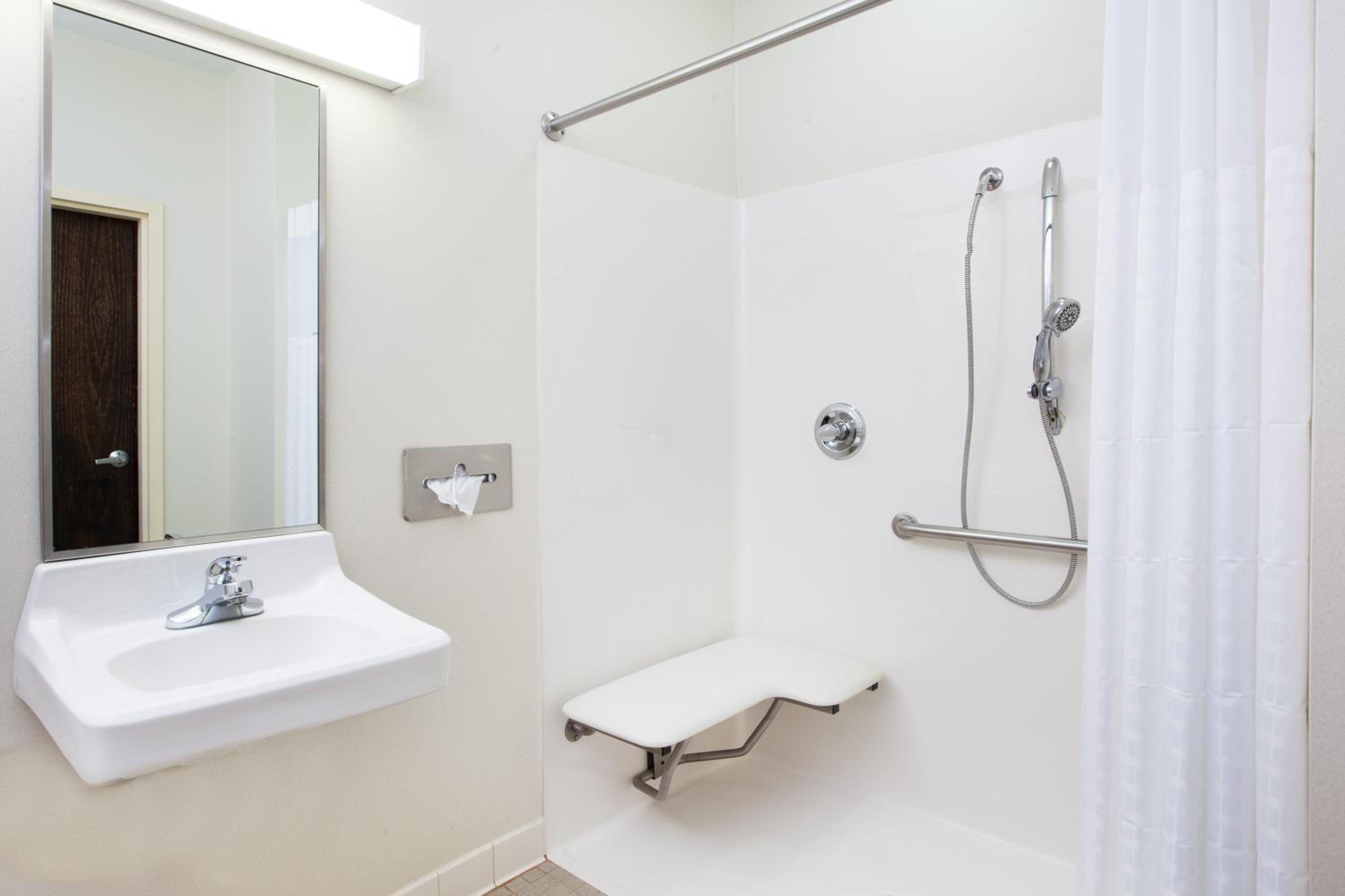 Queen Room With Roll-In Shower - Mobility/Hearing Accessible - Non-Smoking - Photo 4