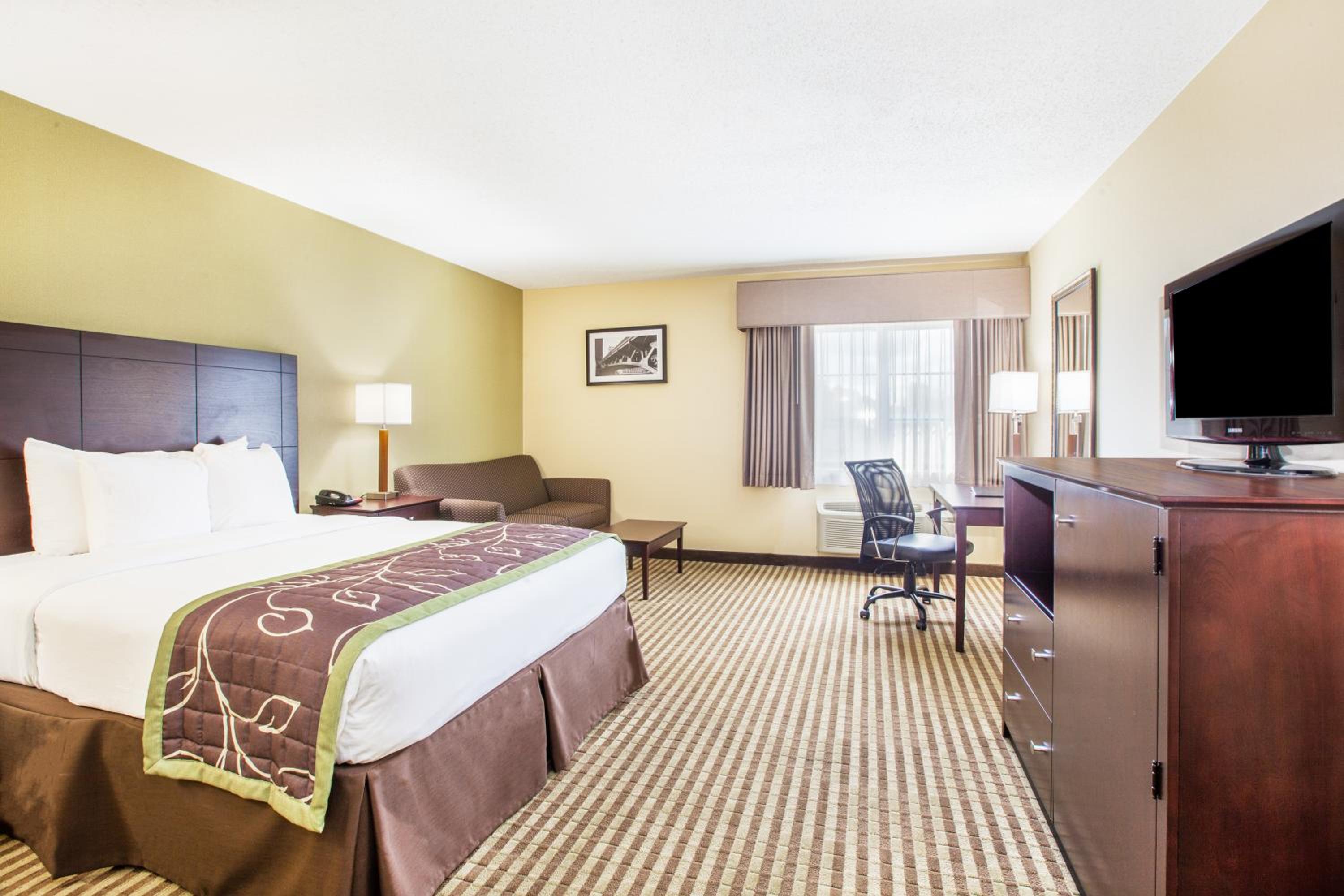 Queen Room With Roll-In Shower - Mobility/Hearing Accessible - Non-Smoking - Photo 1