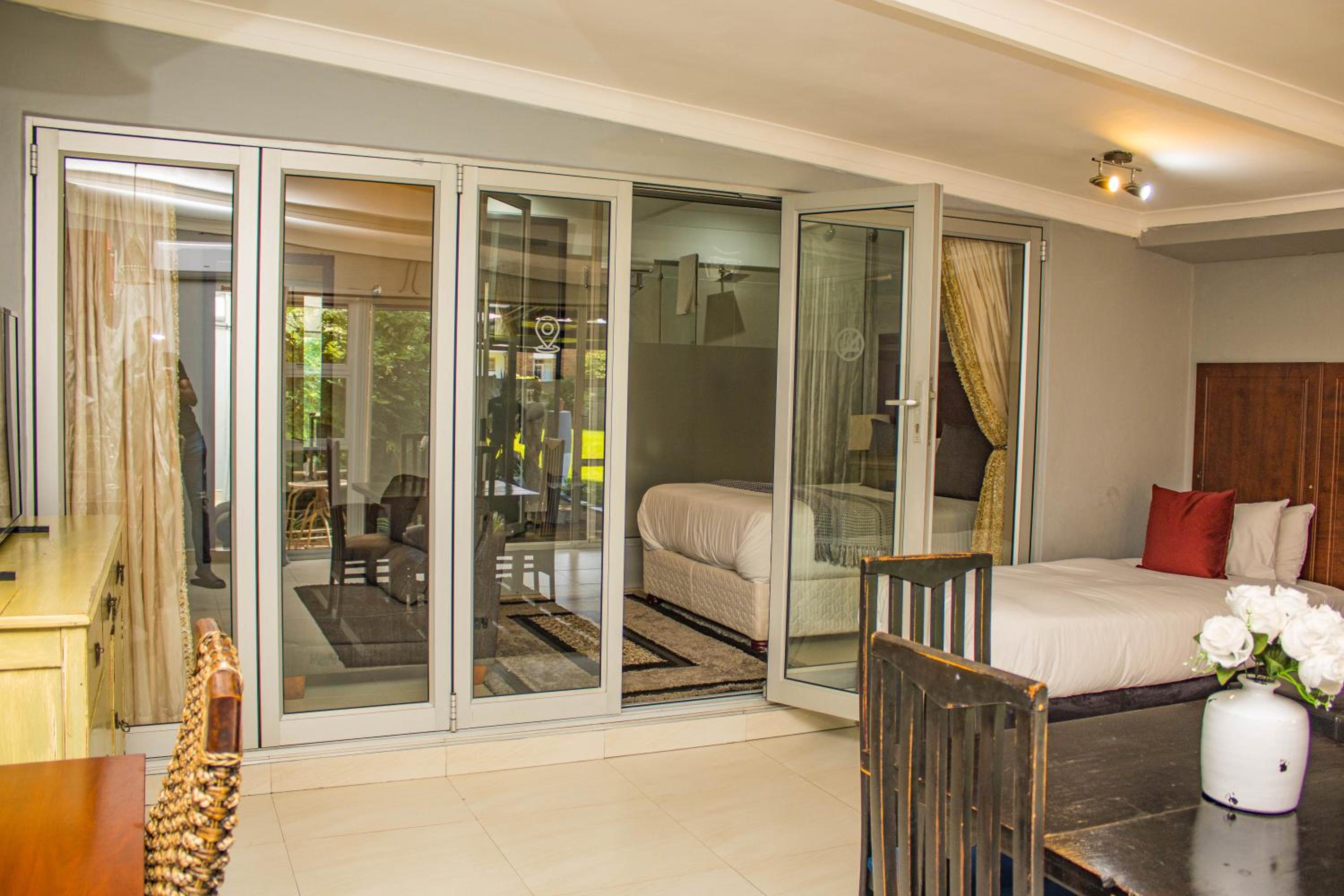 Luxury Suite - Photo 3
